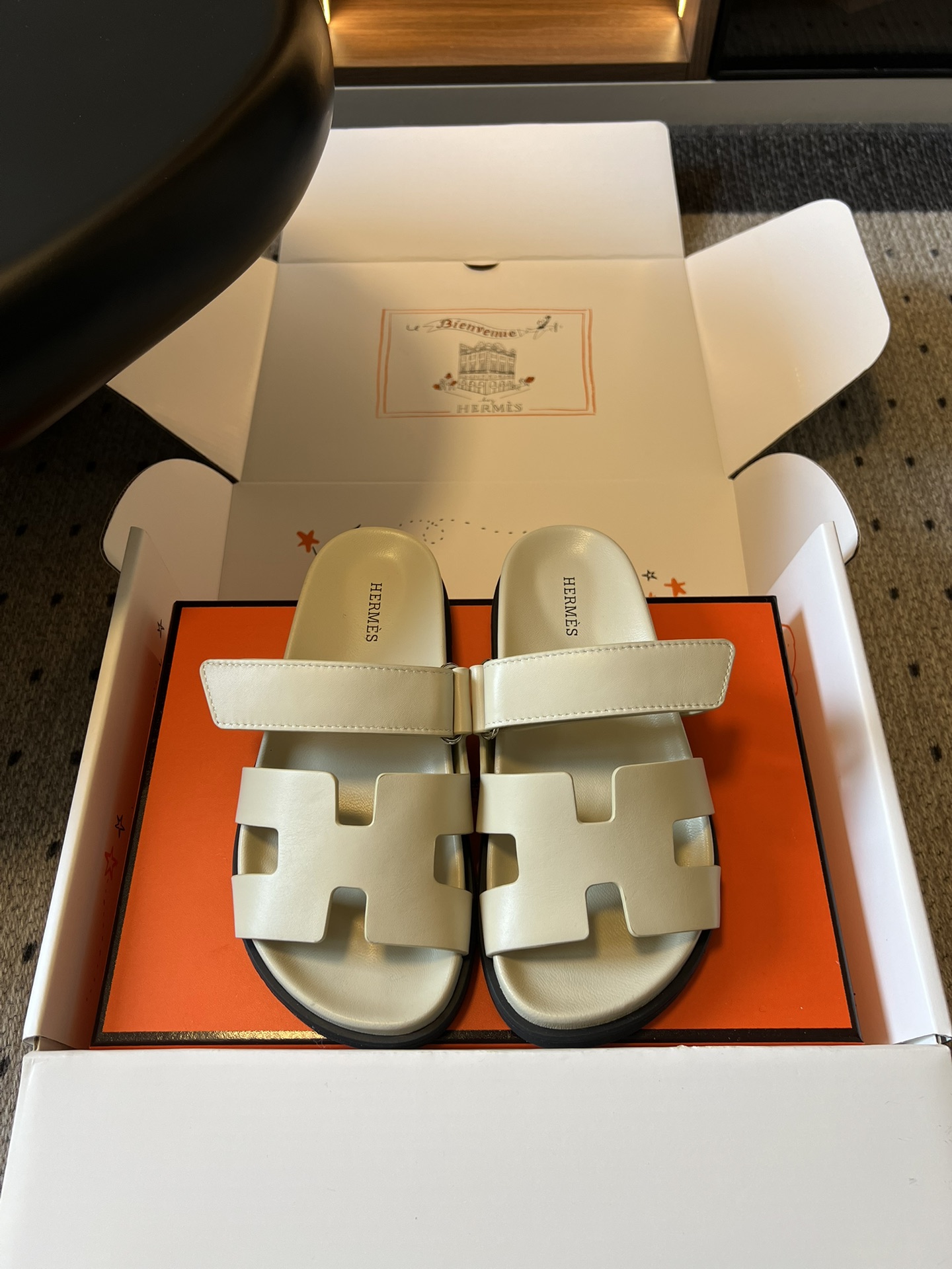 NO:789477,Top quality Herme* new classic H sandals for early spring. This pair of H sandals is really the best in the sandal world. The classic H-shaped logo + simple one-word strap design is welded directly to the feet. The upper feet turn into paper legs in an instant, making you appear whiter and taller. Whether commuting, vacationing or daily outings, this pair can be used in all scenes. It is a fairy item that will never be idle in the shoe cabinet.  This summer, use a pair of Hermès H slippers to unlock the high-end sense of all your outfits and guarantee your fashion and comfort all summer long!  Upper imported custom goatskin/Sheep Beijing lining sheepskin outsole original molded outsole size 35-41 (customized sizes 40 and 41 are not returnable) Heel height 2cm, slippers, hermes, hermes, slippers, sheepskin, sheep19860909顶级品质 Herme*早春新款经典H凉拖 这双H拖真的是凉拖界的顶流天花板经典H型logo+简约一字带设计,把高级感直接焊在脚上.上脚秒变纸片腿,显白又显高,不管是通勤、度假还是日常出街,这一双就能通吃所有场景,是鞋柜里永远不会闲置的神仙单品. 这个夏天,用一双爱马仕H拖,解锁所有穿搭的高级感,承包你整个夏天的时髦与舒适！ 鞋面进口定制山羊皮/羊京 内里羊皮 大底原版开模大底 size35-41码（40、41码定制不退换） 跟高2cm,拖鞋,hermes,hermes,slippers,sheepskin,sheep,Women's Shoes