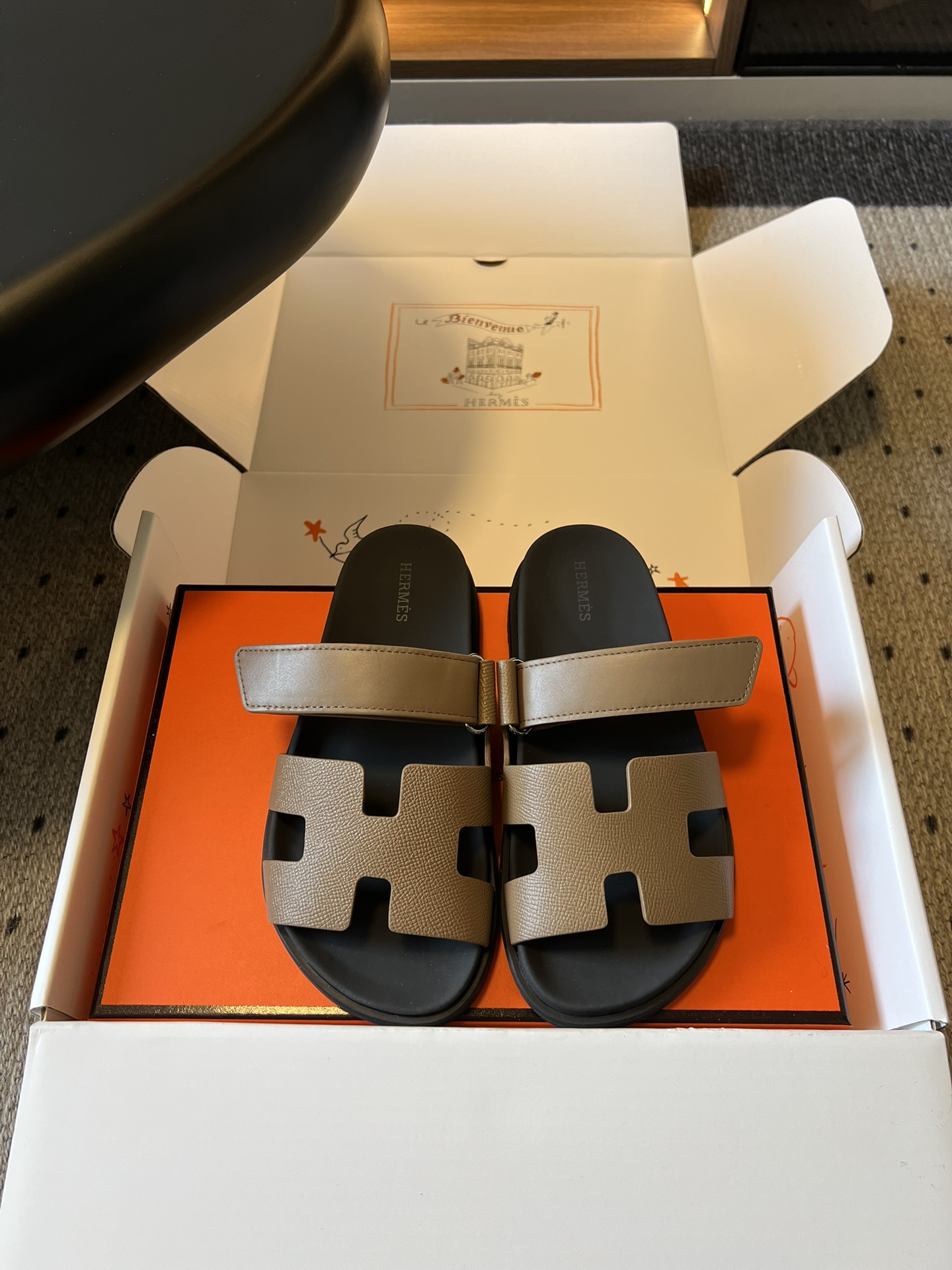 NO:789471,Top quality Herme* new classic H sandals for early spring. There is always a pair of Hermès classic H sandals missing from your summer shoe cabinet!  This pair of sandals is truly top-notch in the sandals industry. The iconic H-shaped cut and simple one-line strap design welds Hermès’ high-end feel directly to your feet. No matter how many years you wear it, it will never go out of style. It is a truly classic style that can be worn for a lifetime. The moment you put it on, you will have that lazy and relaxed feeling of a wealthy family. Whether it is daily outings, commuting to work, or vacations, one pair can handle all scenes. You don’t have to choose what to wear, and it looks good when you close your eyes.  Upper imported custom goatskin/Sheep Beijing lining sheepskin outsole original molded outsole size 35-41 (customized sizes 40 and 41 are not returnable) Heel height 2cm, slippers, hermes, hermes, slippers, sheepskin, sheep19860909顶级品质 Herme*早春新款经典H凉拖 夏天的鞋柜里,永远缺一双爱马仕的经典H拖！这双凉拖真的是凉拖界的顶流天花板,标志性的H型裁片+简约一字带设计,把爱马仕的高级感直接焊在脚上,不管穿多少年都不会过时,是真正能穿一辈子的经典款. 上脚瞬间就有那种慵懒松弛的富家千金感,不管是日常出街、通勤上班,还是度假旅行,一双就能搞定所有场景,完全不挑穿搭,闭眼穿都好看. 鞋面进口定制山羊皮/羊京 内里羊皮 大底原版开模大底 size35-41码（40、41码定制不退换） 跟高2cm,拖鞋,hermes,hermes,slippers,sheepskin,sheep,Women's Shoes