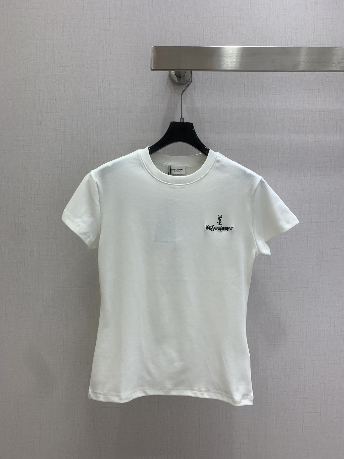 NO:798839,Highly recommended 26 spring and summer new embroidered letter short-sleeved T-shirt with exquisite embroidery of the logo on the chest, low-key and recognizable. Pure cotton material, soft and breathable, super comfortable to wear!  The front-shoulder cut modifies the shoulder line and highlights the neat figure. It is very versatile whether worn alone or layered inside. It can easily create a simple and high-end wardrobe essential basic style. No matter how you match it, you can't go wrong!  One color SML code high quality ABC,,T-shirt,tees,t-shirt,19860909强烈推荐 26春夏新款 刺绣字母短袖T恤 胸口logo精致刺绣,低调又有辨识度.纯棉材质,柔软透气,穿着超舒适！正肩剪裁修饰肩线,显身形利落,无论单穿还是内搭都很百搭,轻松打造简约高级感衣柜必备基础款,怎么搭都不出错！一个色 SML码 高品质ABC,,T-shirt,tees，t-shirt,,Women's clothing