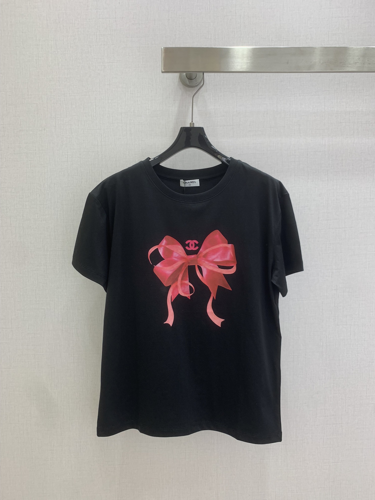 NO:798838,Highly recommended 26 spring and summer new bow printed short-sleeved T-shirt, made of pure cotton, breathable and comfortable, with bow + double C logo on the front, full of girly feel, highly recognizable, paired with high-waisted pants or skirts, easy to create a sweet Korean style, great for daily wear or taking photos!  Three colors SML code high quality ABC,,skirts,T-shirt,tees,t-shirt,19860909强烈推荐 26春夏新款 蝴蝶结印花短袖T恤,纯棉材质,透气舒适,正面蝴蝶结+双C标志,少女感满满,辨识度超高搭配高腰裤或半身裙,轻松打造韩系甜美风,日常穿搭或拍照都很出片！三个色 SML码 高品质ABC,,skirts,T-shirt,tees，t-shirt,,Women's clothing