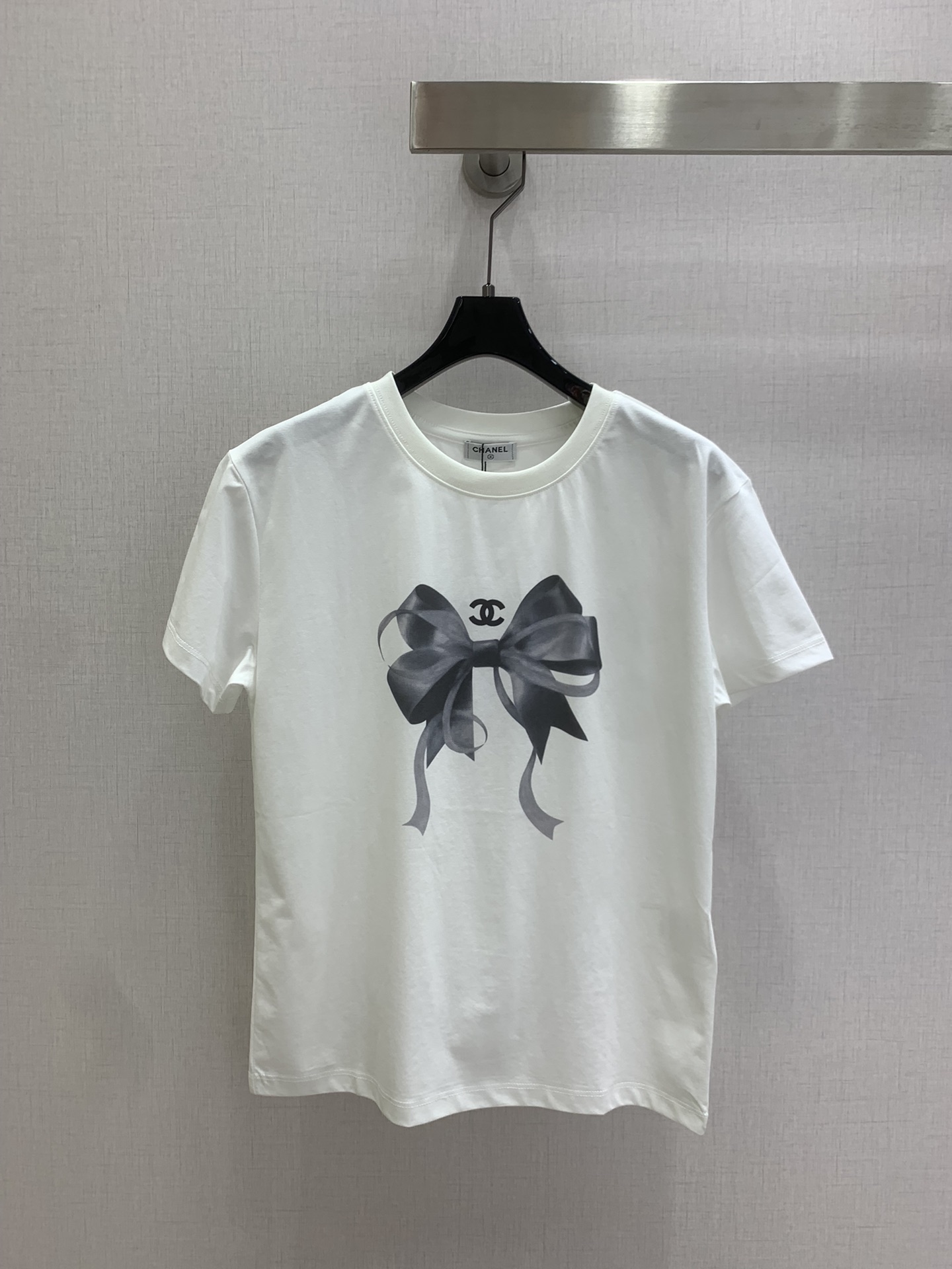 NO:798835,Highly recommended 206 spring and summer new bow printed short-sleeved T-shirt, made of pure cotton, breathable and comfortable, with bow + double C logo on the front, full of girly feel, highly recognizable, paired with high-waisted pants or skirts, easy to create a sweet Korean style, great for daily wear or photo shoots!  Three colors SML code high quality ABC,,skirts,T-shirt,tees,t-shirt,19860909强烈推荐 206春夏新款 蝴蝶结印花短袖T恤,纯棉材质,透气舒适,正面蝴蝶结+双C标志,少女感满满,辨识度超高搭配高腰裤或半身裙,轻松打造韩系甜美风,日常穿搭或拍照都很出片！三个色 SML码 高品质ABC,,skirts,T-shirt,tees，t-shirt,,Women's clothing