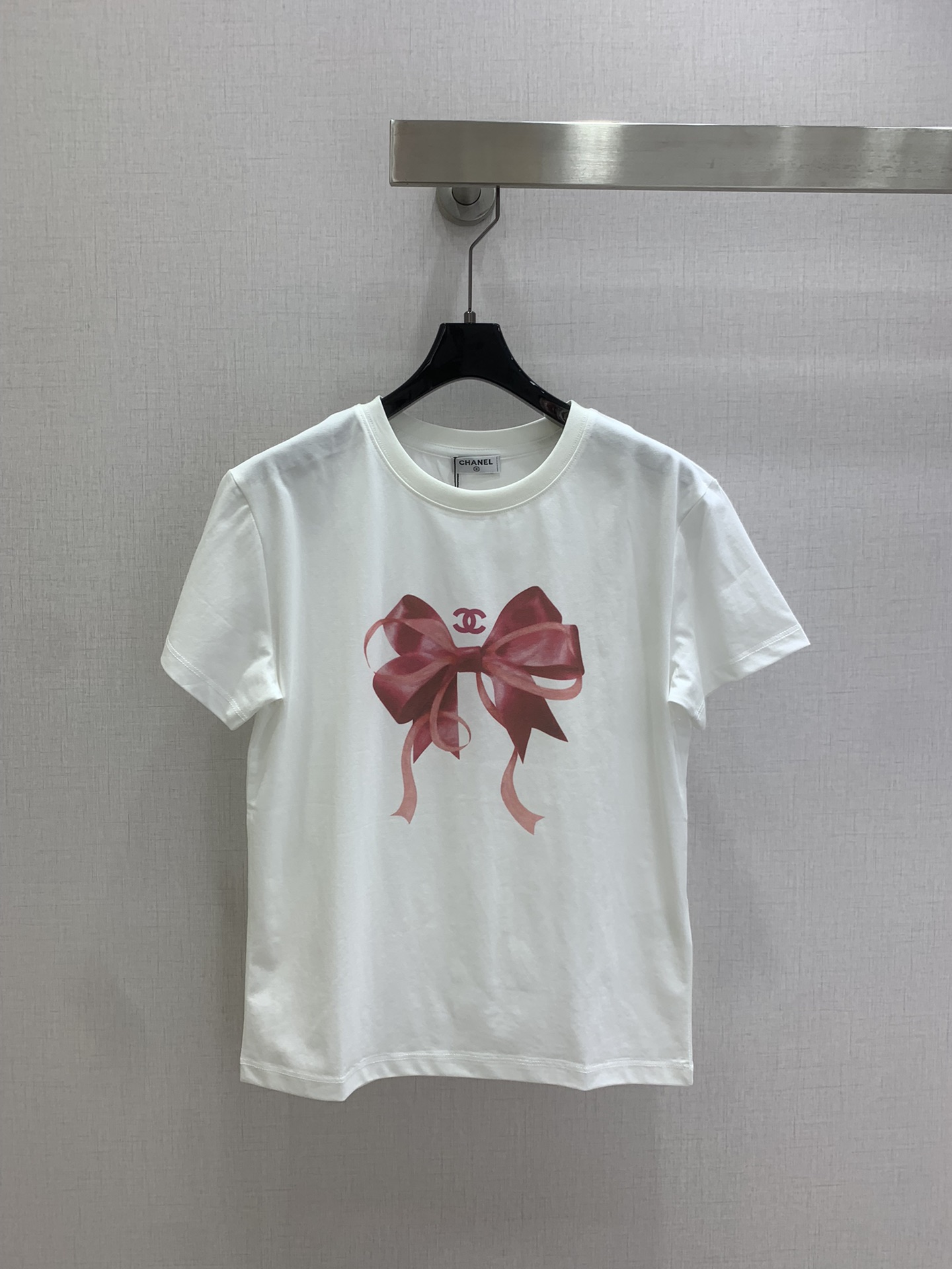 NO:798832,Highly recommended 206 spring and summer new bow printed short-sleeved T-shirt, made of pure cotton, breathable and comfortable, with bow + double C logo on the front, full of girly feel, highly recognizable, paired with high-waisted pants or skirts, easy to create a sweet Korean style, great for daily wear or photo shoots!  Three colors SML code high quality ABC,,skirts,T-shirt,tees,t-shirt,19860909强烈推荐 206春夏新款 蝴蝶结印花短袖T恤,纯棉材质,透气舒适,正面蝴蝶结+双C标志,少女感满满,辨识度超高搭配高腰裤或半身裙,轻松打造韩系甜美风,日常穿搭或拍照都很出片！三个色 SML码 高品质ABC,,skirts,T-shirt,tees，t-shirt,,Women's clothing