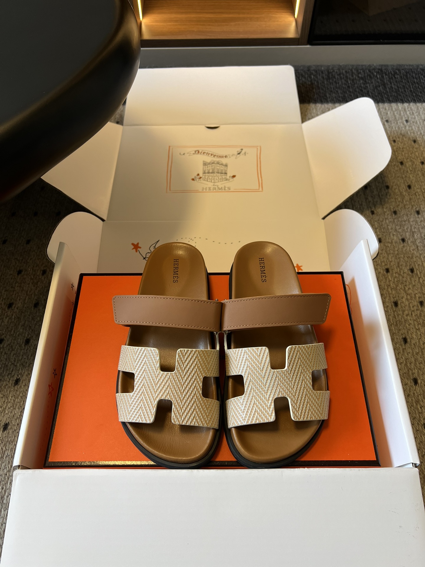 NO:789466,Top quality Herme* new classic H sandals for early spring. This is really a magical sandal that you must buy in summer!  The classic H-shaped one-strap design and the iconic H-shaped cut are instantly recognizable and will never go out of style no matter how many years you see them. The upper is made of delicate splicing technology, and the texture is high-end and eye-catching. It has a lazy and distinguished sense of relaxation on the feet. It is a versatile artifact that can be used in all scenes for daily outings, commuting to work, or vacation travel. It is definitely a classic style that will never be idle in the shoe cabinet.  This summer, use a pair of Hermès H slippers to unlock the fashion, comfort and high-end feeling all summer long. The upper is imported custom goatskin/sheep skin, the inner sheepskin outsole is the original molded outsole, size 35-41 (customized sizes 40 and 41 are non-returnable), heel height 2cm, slippers, hermes, hermes, slippers, sheepskin, sheep19860909顶级品质 Herme*早春新款经典H凉拖 这真的是夏天一定要入的神仙凉拖！经典H型一字带设计,标志性的H形裁片辨识度拉满,不管看多少年都不会过时.鞋面采用细腻的拼接工艺,质感高级又耐看,上脚自带那种慵懒又显贵的松弛感,是日常出街、通勤上班还是度假旅行,一双就能搞定所有场景的百搭神器,绝对是鞋柜里永远不会闲置的经典款. 这个夏天,用一双爱马仕H拖,解锁一整个夏天的时髦、舒适与高级感. 鞋面进口定制山羊皮/羊京 内里羊皮 大底原版开模大底 size35-41码（40、41码定制不退换） 跟高2cm,拖鞋,hermes,hermes,slippers,sheepskin,sheep,Women's Shoes