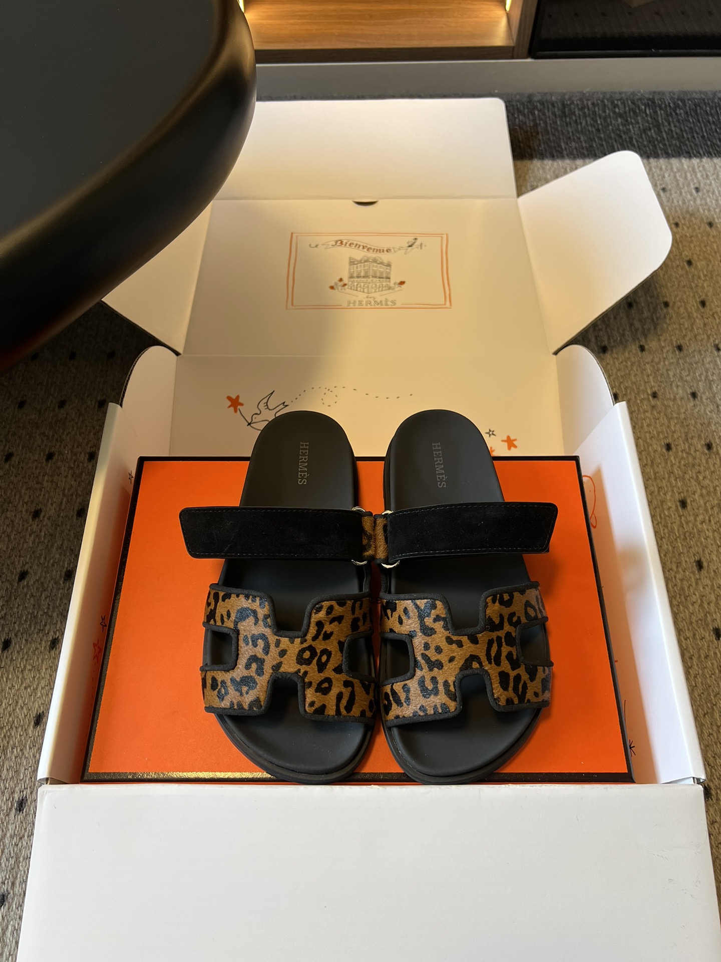 NO:789484,Top quality Herme* new early spring leopard print one-piece strap sandals. The classic H-shaped one-line strap meets the retro leopard print element. It is full of sweet and cool feeling and you will fall in love at first sight. This pair of sandals perfectly balances laziness and personality. The moment you put it on, you will have that elegant and sassy rich girl feeling. Whether it is daily outing, commuting to work, or vacation travel, one pair can handle all scenes. It is an eye-catching artifact in this summer's shoe cabinet, a fairy style that will never go out of style.  It will provide you with fashion, comfort and atmosphere all summer long, allowing you to easily grasp the high-end sense of all occasions. The upper is imported custom goatskin/sheep leather, the inner sheepskin outsole is the original molded outsole, size 35-41 (customized sizes 40 and 41 are non-refundable), heel height 2cm, slippers, hermes, slippers, sheepskin, sheep.19860909顶级品质 Herme*早春新款豹纹一字带凉拖 经典H型一字带遇上复古豹纹元素,甜酷感直接拉满,一眼就沦陷.这双凉拖完美平衡了慵懒与个性,上脚瞬间就有那种又A又飒的富家千金感,不管是日常出街、通勤上班,还是度假旅行,一双就能搞定所有场景,是今年夏天鞋柜里的吸睛神器,永远不会过时的神仙款. 承包你一整个夏天的时髦、舒适与氛围感,让你轻松拿捏所有场合的高级感. 鞋面进口定制山羊皮/羊京 内里羊皮 大底原版开模大底 size35-41码（40、41码定制不退换） 跟高2cm,拖鞋,hermes,slippers,sheepskin,sheep,Women's Shoes