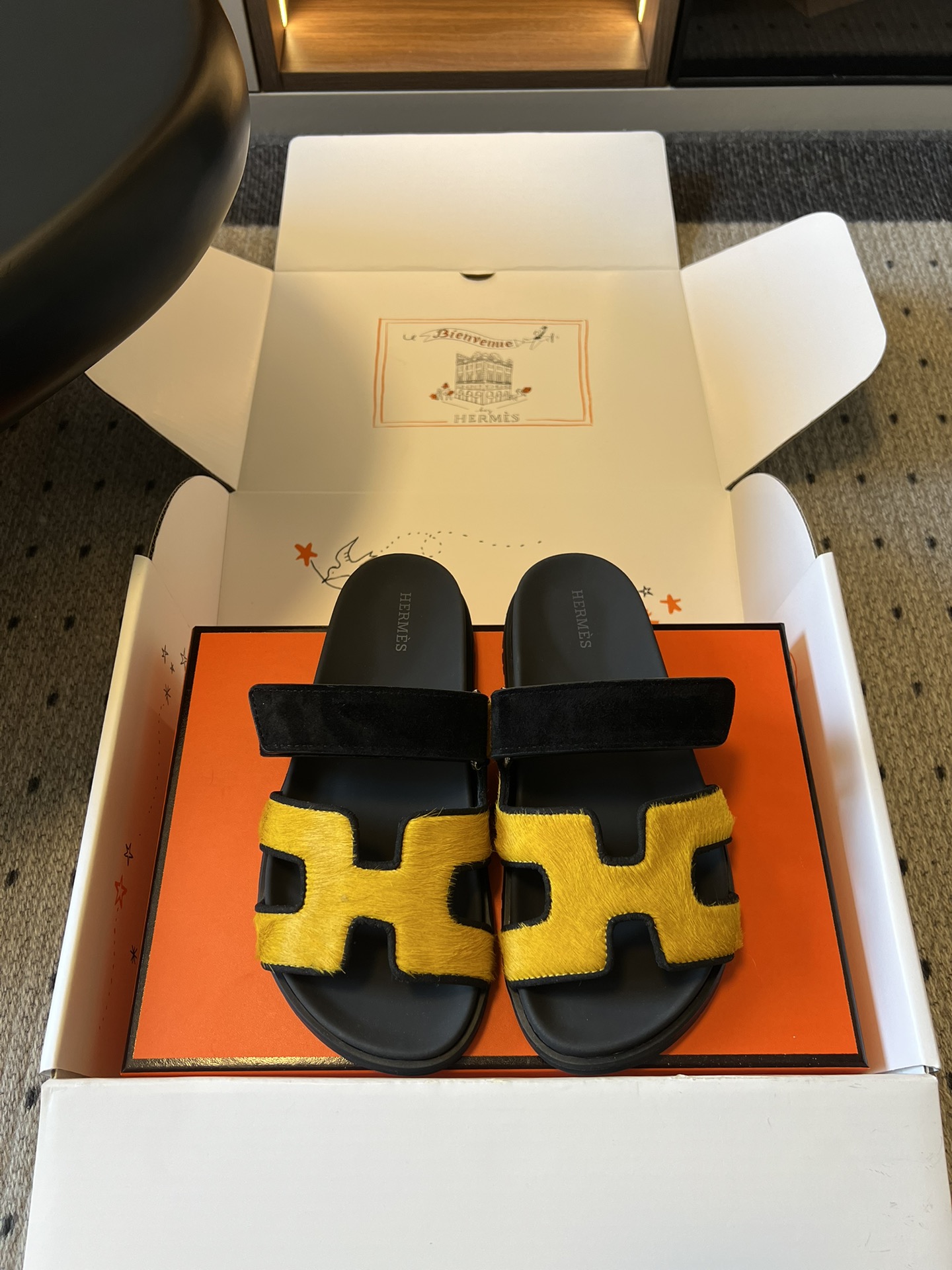 NO:789456,Top quality Herme* new early spring H sandals, classic H-shaped one-strap, every detail tells the story of high-end and nobility. The iconic brand design is noble at first glance, and the moment you put it on your feet, you will have that lazy and relaxed feeling of a wealthy family. Whether it is daily outing, commuting to work, or vacation travel, one pair can handle all scenes, and it is a treasure in the shoe cabinet that will never go out of style.  You can wear any outfit with a high-end feel, and you will turn heads immediately when you go out. You can easily control all styles such as sweet girl, royal sister, casual and so on. The upper is imported custom goatskin/sheep skin, the inner sheepskin outsole is the original molded outsole, size 35-41 (customized sizes 40 and 41 are not returnable), heel height 2cm, slippers, hermes, slippers, sheepskin, sheep19860909顶级品质 Herme*早春新款H凉拖 经典H型一字带,每一处细节都在诉说着高级与贵气.标志性的品牌设计一眼显贵,上脚瞬间就有那种慵懒松弛的富家千金感,不管是日常出街、通勤上班,还是度假旅行,一双就能搞定所有场景,是鞋柜里永远不会过时的镇柜之宝. 随便一套都能穿出高级感,出门回头率直接拉满,轻松驾驭甜妹、御姐、休闲等所有风格. 鞋面进口定制山羊皮/羊京 内里羊皮 大底原版开模大底 size35-41码（40、41码定制不退换） 跟高2cm,拖鞋,hermes,slippers,sheepskin,sheep,Women's Shoes