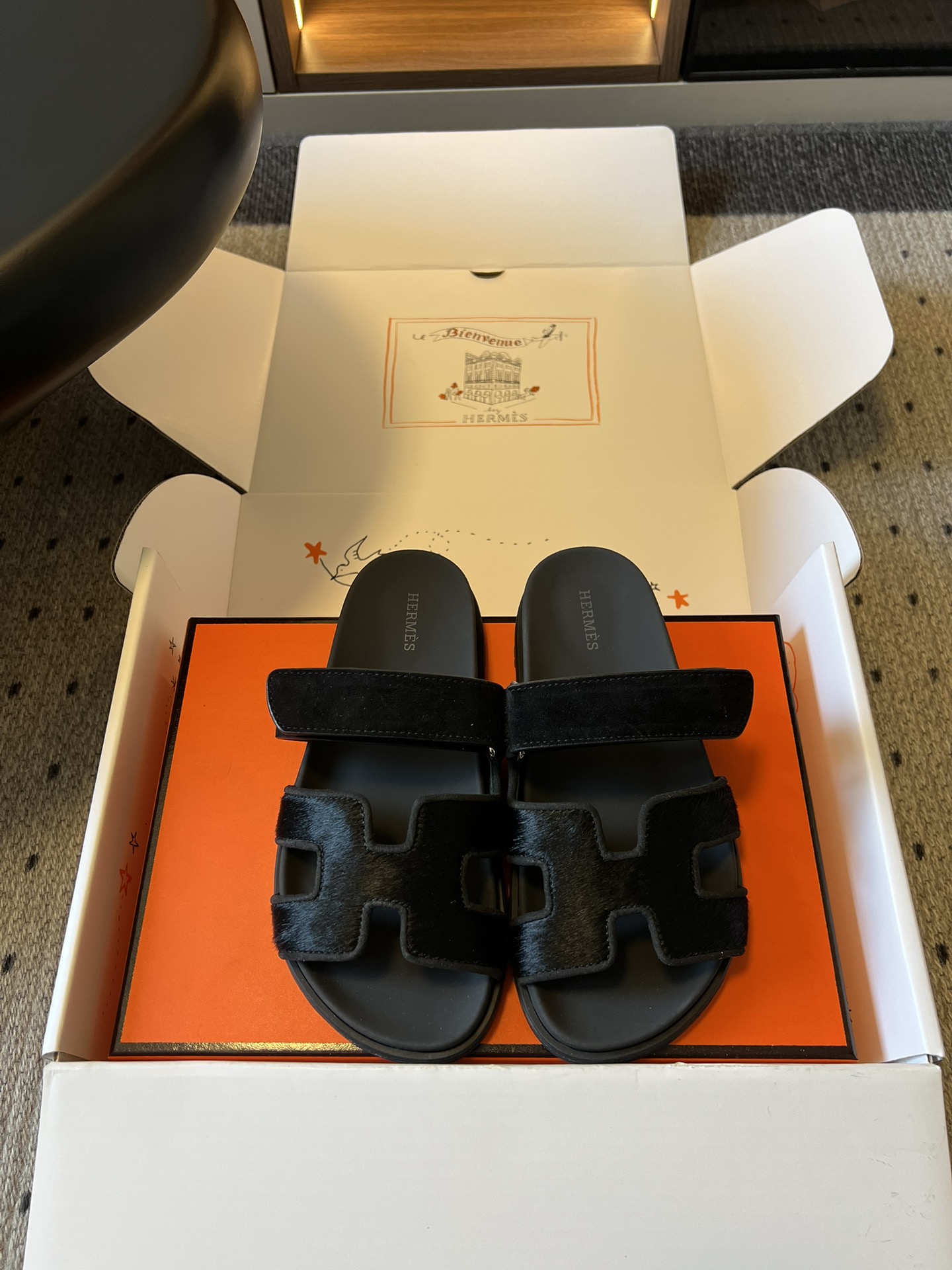 NO:784411,Herme*'s new early spring H sandals are classic H-shaped straps. Every detail tells the story of high-end and nobility. The iconic brand design is noble at first glance, and the moment you put it on your feet, you will have that lazy and relaxed feeling of a wealthy family. Whether it is daily outings, commuting to work, or vacations, one pair can handle all scenes. It is a treasure in the shoe cabinet that will never go out of style.  You can wear any outfit with a high-end feel, and you will turn heads immediately when you go out. You can easily control all styles such as sweet girl, royal sister, casual and so on. The upper is imported custom goatskin/sheep skin, the inner sheepskin outsole is the original molded outsole, size 35-41 (customized sizes 40 and 41 are not returnable), heel height 2cm, slippers, hermes, slippers, sheepskin, sheep19860909Herme*早春新款H凉拖 经典H型一字带,每一处细节都在诉说着高级与贵气.标志性的品牌设计一眼显贵,上脚瞬间就有那种慵懒松弛的富家千金感,不管是日常出街、通勤上班,还是度假旅行,一双就能搞定所有场景,是鞋柜里永远不会过时的镇柜之宝. 随便一套都能穿出高级感,出门回头率直接拉满,轻松驾驭甜妹、御姐、休闲等所有风格. 鞋面进口定制山羊皮/羊京 内里羊皮 大底原版开模大底 size35-41码（40、41码定制不退换） 跟高2cm,拖鞋,hermes,slippers,sheepskin,sheep,Women's Shoes