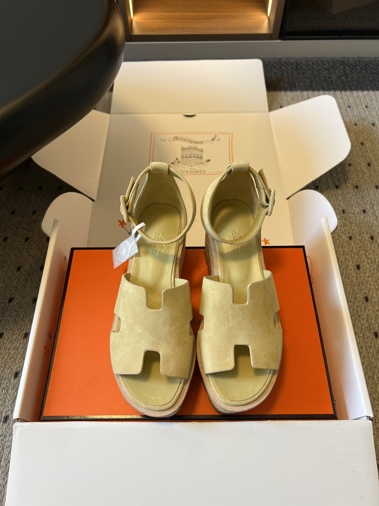NO:789494,Top-quality Herme* new suede thick-soled H-shaped sandals for early spring. The classic iconic H-shaped cut and the cork thick-soled design perfectly balance the sense of leisure and luxury. At a glance, you can tell the high-end tone of Hermès. When put on the foot, the leg line is instantly elongated, and the legs become slim and cartoonish in seconds. At the same time, it has a relaxed and casual sense of rich family. Whether it is daily outing, commuting to work, or vacation travel, one pair can handle all scenes, and it is a must-have in this summer's shoe cabinet.  It looks good with jeans, dresses, shorts, and wide-leg pants. You don’t have to work hard to match it. You can wear any outfit with a high-end feel, and you will turn heads immediately when you go out. The upper is imported custom goatskin/sheep leather, the lining is sheepskin, and the original molded outsole is size 35-41 (customized sizes 40 and 41 are not returnable)  Heel height 6.5cm,sandals,hermes,hermes,sandals,skirts,shorts,jeans,sheepskin,sheep,chamois leather19860909顶级品质 Herme*早春新款麂皮厚底H型凉鞋 经典标志性H型裁片+软木厚底设计,完美平衡了休闲感与奢华感,一眼就是爱马仕的高级调性.上脚瞬间拉长腿部线条,秒变纤细漫画腿,同时自带松弛随性的富家千金感,不管是日常出街、通勤上班,还是度假旅行,一双就能搞定所有场景,是今年夏天鞋柜里的必入款. 配牛仔裤、连衣裙、短裤、阔腿裤都好看,不用费力搭配,随便一套都能穿出高级感,出门回头率直接拉满. 鞋面进口定制山羊皮/羊京 内里羊皮 大底原版开模大底 size35-41码（40、41码定制不退换） 跟高6.5cm,凉鞋,hermes,hermes,sandals,skirts,shorts,jeans,sheepskin,sheep,chamois leather,Women's Shoes