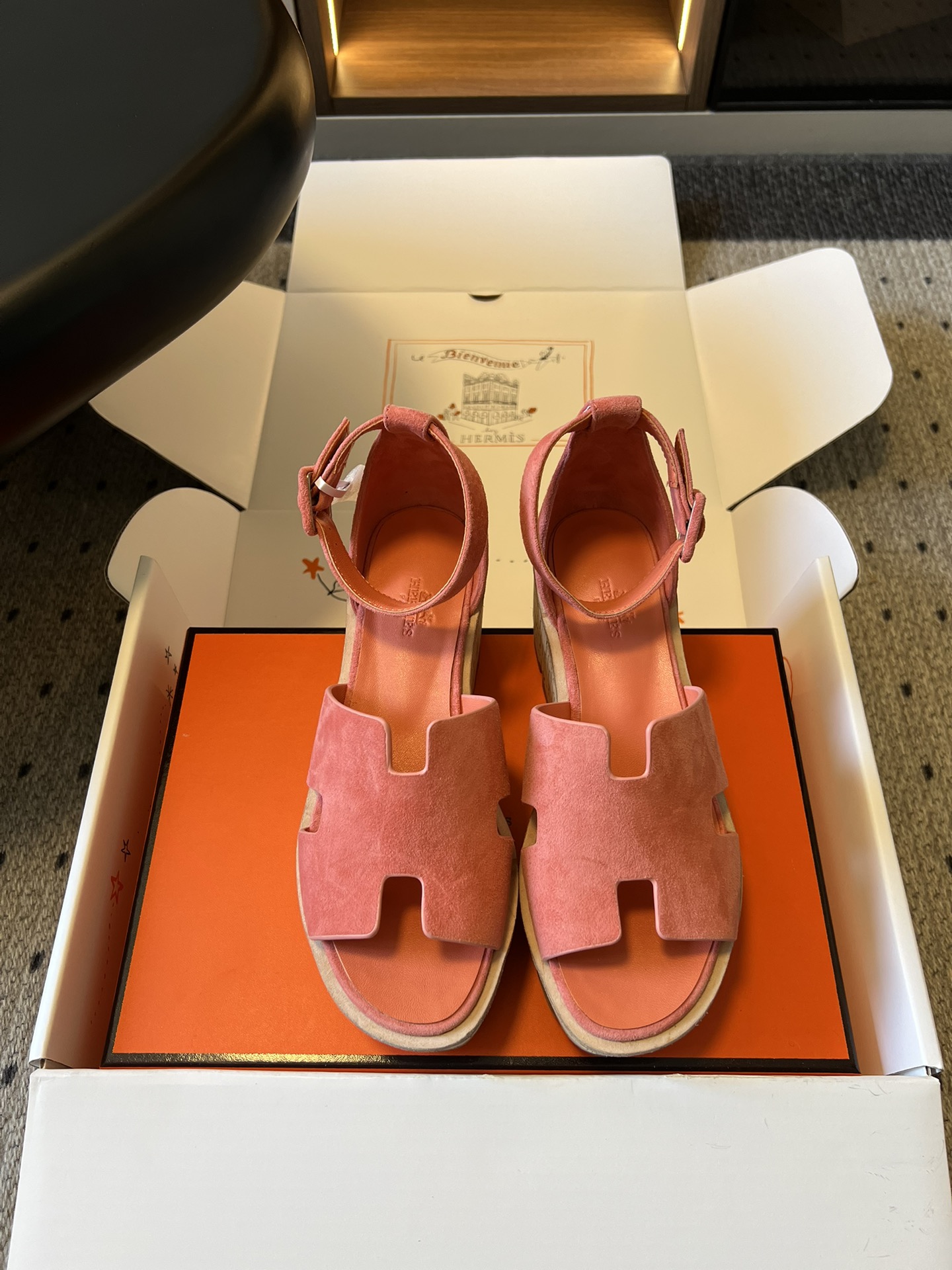 NO:784405,Herme*'s new suede thick-soled H-shaped sandals for early spring. The classic iconic H-shaped cut and the cork thick-soled design perfectly balance the sense of leisure and luxury. At first glance, they can be seen as the high-end tone of Hermès. When put on the foot, the leg line is instantly elongated, and the legs become slender and cartoonish. At the same time, they have a relaxed and casual sense of rich family. Whether it is daily outing, commuting to work, or vacation travel, one pair can handle all scenes, and it is a must-have in the shoe cabinet this summer.  It looks good with jeans, dresses, shorts, and wide-leg pants. You don’t have to work hard to match it. You can wear any outfit with a high-end feel, and you will turn heads when you go out. The upper is imported custom goatskin/sheep leather lining, and the outsole is original molded outsole. Sizes 35-41 (customized sizes 40 and 41 are not returnable)  Heel height 6.5cm,sandals,hermes,hermes,sandals,skirts,shorts,jeans,sheepskin,sheep,chamois leather19860909Herme*早春新款麂皮厚底H型凉鞋 经典标志性H型裁片+软木厚底设计,完美平衡了休闲感与奢华感,一眼就是爱马仕的高级调性.上脚瞬间拉长腿部线条,秒变纤细漫画腿,同时自带松弛随性的富家千金感,不管是日常出街、通勤上班,还是度假旅行,一双就能搞定所有场景,是今年夏天鞋柜里的必入款. 配牛仔裤、连衣裙、短裤、阔腿裤都好看,不用费力搭配,随便一套都能穿出高级感,出门回头率直接拉满. 鞋面进口定制山羊皮/羊京 内里羊皮 大底原版开模大底 size35-41码（40、41码定制不退换） 跟高6.5cm,凉鞋,hermes,hermes,sandals,skirts,shorts,jeans,sheepskin,sheep,chamois leather,Women's Shoes