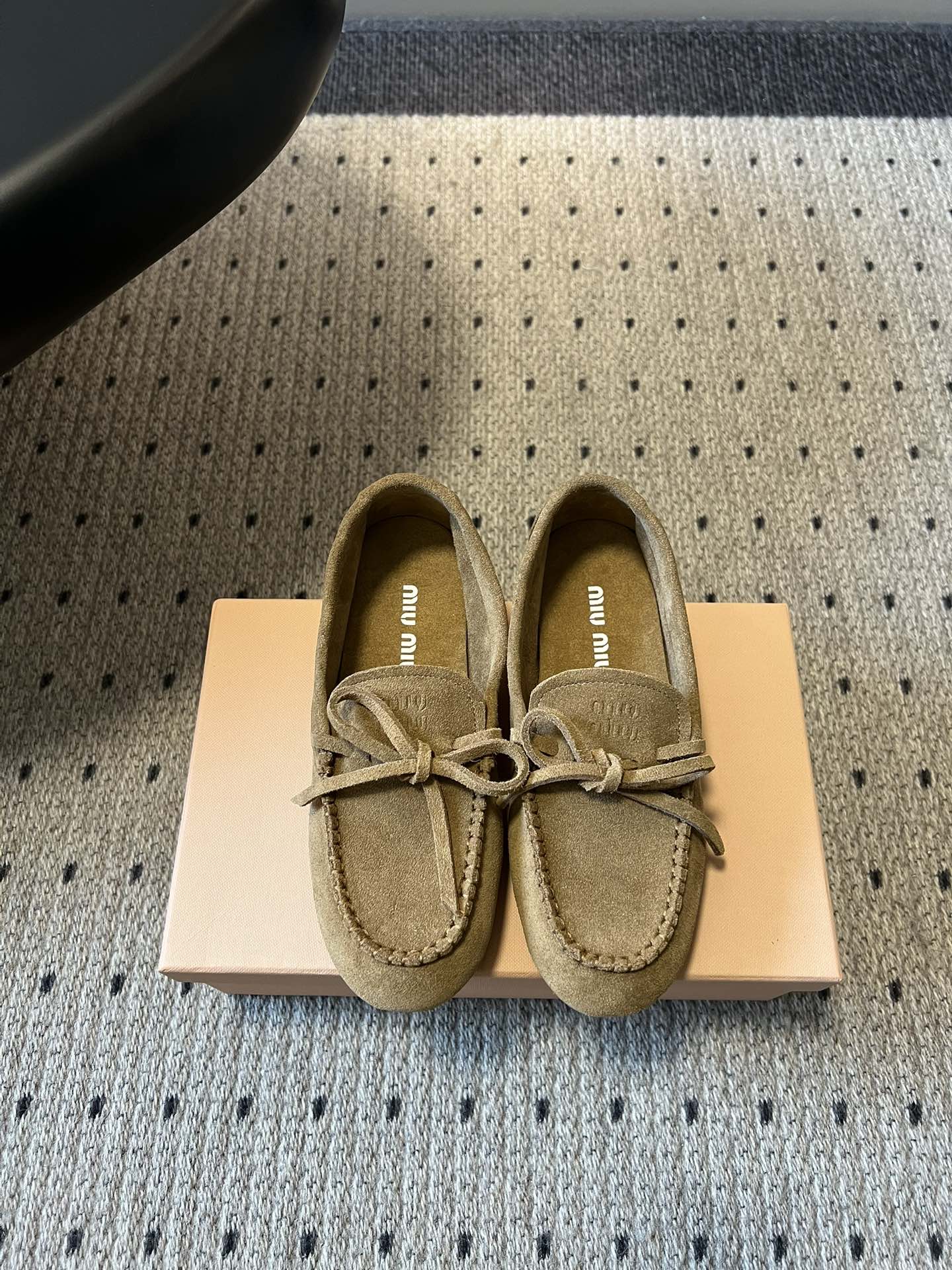 NO:866941,MiuMiu26ss new bow loafers for early spring. This pair of bow loafers really appeals to my aesthetic point!  The soft fufu suede material with smart handmade bows welds the girly and lazy feeling directly to the feet, and it is an all-inclusive slip-on design, which is more practical to wear. Whether it is daily commuting or going out on the weekend, it will instantly fill your feet with a sense of atmosphere. It is definitely a must-have in your shoe cabinet for spring and summer!  Every time you take a photo, it will be a blockbuster; even if you wear it casually at home, the soft-soled design is so comfortable that you don’t want to take it off. It is a real pair of shoes that can be used for all occasions!  Cow suede upper, cow suede lining, original molded outsole, size 35-41 (customized sizes 40 and 41 are non-returnable), loafers half-slip, miumiu, loafers, chamois leather19860909MiuMiu26ss 早春新款蝴蝶结乐福鞋 这双蝴蝶结乐福鞋真的长在了我的审美点上！软fufu的麂皮材质搭配灵动的手工蝴蝶结,把少女感和慵懒感直接焊在脚上,而且它是全包一脚蹬的设计,更实穿,不管是日常通勤还是周末出街,上脚瞬间氛围感拉满,绝对是你鞋柜里春夏必备的百搭王！ 随手一拍都是大片；就算居家休闲穿,软底设计也舒适到不想脱下来,真正的一双鞋搞定所有场合！ 鞋面牛反绒 内里牛反绒 大底原版开模大底 size35-41码（40、41码定制不退换）,乐福鞋半拖,miumiu,loafers,chamois leather,Women's Shoes