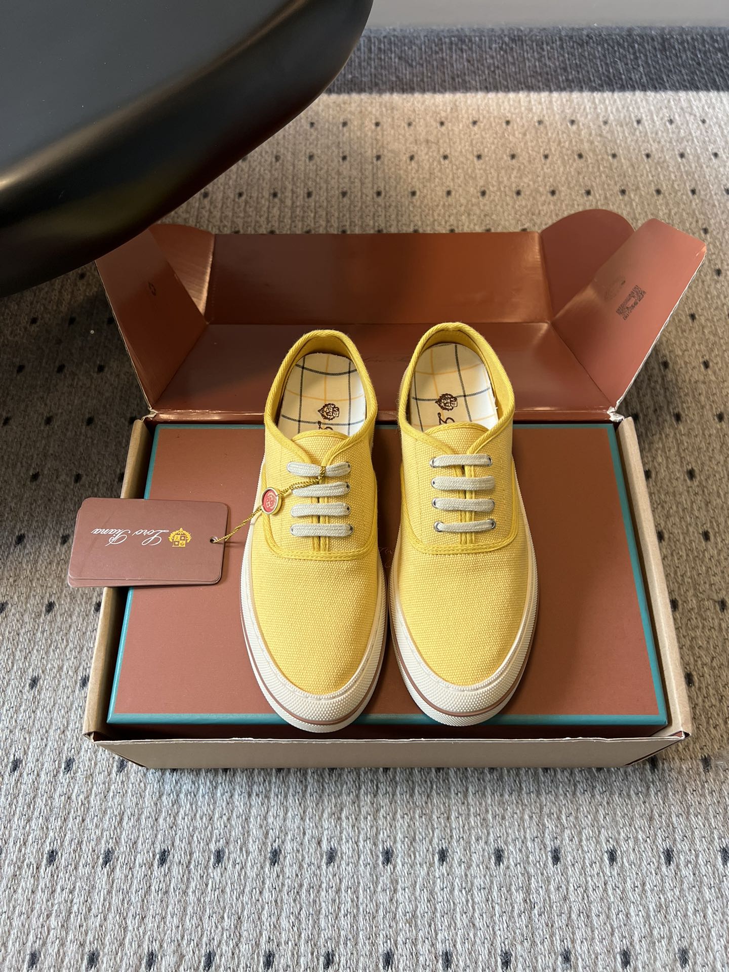 NO:784393,Loro Pian* new simple canvas shoes for early spring. This pair of retro lazy canvas shoes is really easy to wear. The Anaheim version is perfect for lazy people to wear when going out!  The 3 colors directly cover all styles. The milky white style has a relaxed feel, the navy style is college style, and the bright yellow style is full of vitality. The soft-soled canvas is super comfortable on the feet. It will not tire your feet after long-term wear. It can be worn on wide feet and fleshy feet. It looks great with jeans, mini skirts, and overalls. Students and commuters can close their eyes. It is a versatile king in the shoe cabinet and will never go out of style. Knitted fabric upper, cloth lining, outsole TPU outsole  Size 35-40 (customized size 40 is non-refundable) Heel height 3cm, casual shoes/sports shoes, loro piana, sneakers, skirts, jeans19860909Loro Pian*早春新款简约帆布鞋 这双复古懒人帆布鞋真的太好穿了,安纳海姆版型,懒人出门一脚蹬！3个颜色直接承包所有风格奶白款日系松弛感,藏青款学院风,亮黄款元气满满,软底帆布上脚超舒服,久穿不累脚,宽脚、肉脚都能穿. 搭牛仔裤、小裙子、工装裤都巨好看、学生党、通勤族闭眼入,鞋柜里的百搭王,永不过时. 鞋面针织布 内里布面 大底TPU大底 size35-40码（40码定制不退换） 跟高3cm,休闲鞋/运动鞋,loro piana,sneakers,skirts,jeans,Women's Shoes