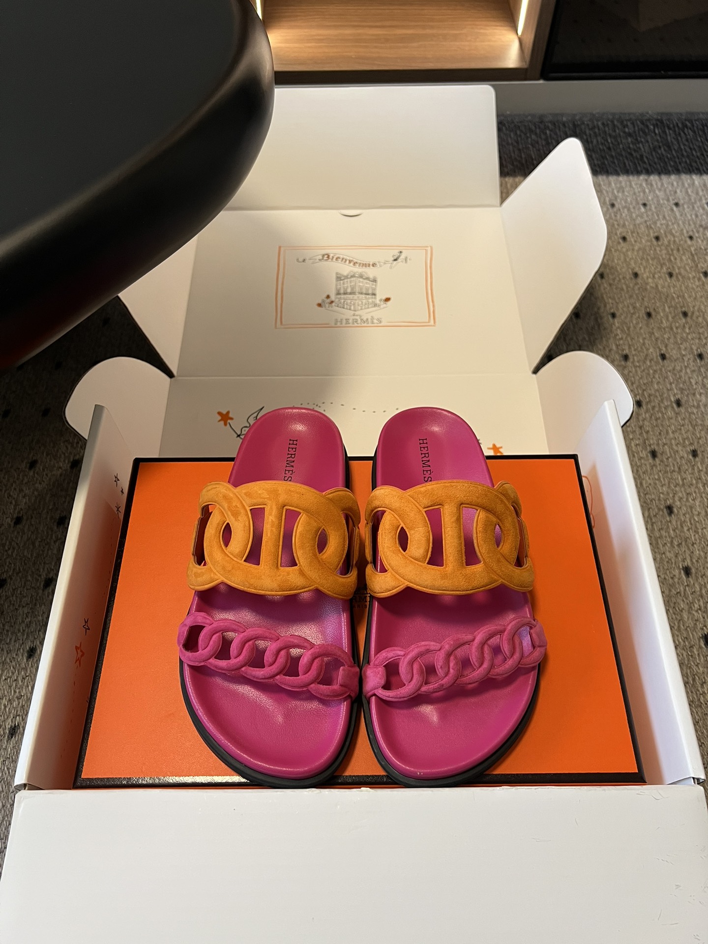 NO:789469,Top quality Herme* early spring new classic chain-clasp sandals, a summer nobility ceiling!  Welding French laziness and luxury to the feet, the iconic pig-nose chain design gives the upper foot a sense of old-fashioned relaxation. It can be worn all summer long, and any outfit will give you a high-end feel. It is super easy to put on and take off with one foot, which is good news for lazy people when going out. The footbed fits the shape of the foot, making the feet slimmer and elongating the legs in seconds. The yellow and black leather can be worn with eyes closed to show whiteness, and appearance and comfort are two-way online.  A true classic never goes out of style. This pair of pig-nosed sandals is an essential C-level item in your summer shoe cabinet. You will not regret it if you close your eyes. The upper is imported custom goatskin/sheep leather, the inner sheepskin outsole is the original molded outsole, size 35-41 (customized sizes 40 and 41 are non-returnable), heel height 2cm, slippers, hermes, slippers, sheepskin, sheep.19860909顶级品质 Herme*早春新款经典链条款凉拖 夏日贵气感天花板！把法式慵懒与奢华焊在脚上,标志性猪鼻链条设计,上脚自带老钱松弛感,承包你整个夏天的穿搭,随便一套都高级感拉满.一脚蹬穿脱超方便,懒人出门福音,鞋床贴合脚型,上脚秒显脚瘦、拉长腿型,黄黑皮闭眼入显白款,颜值与舒适双向在线. 真正的经典永不过时,这双猪鼻子凉拖,就是你夏日鞋柜里必不可少的C位款,闭眼入不后悔. 鞋面进口定制山羊皮/羊京 内里羊皮 大底原版开模大底 size35-41码（40、41码定制不退换） 跟高2cm,拖鞋,hermes,slippers,sheepskin,sheep,Women's Shoes