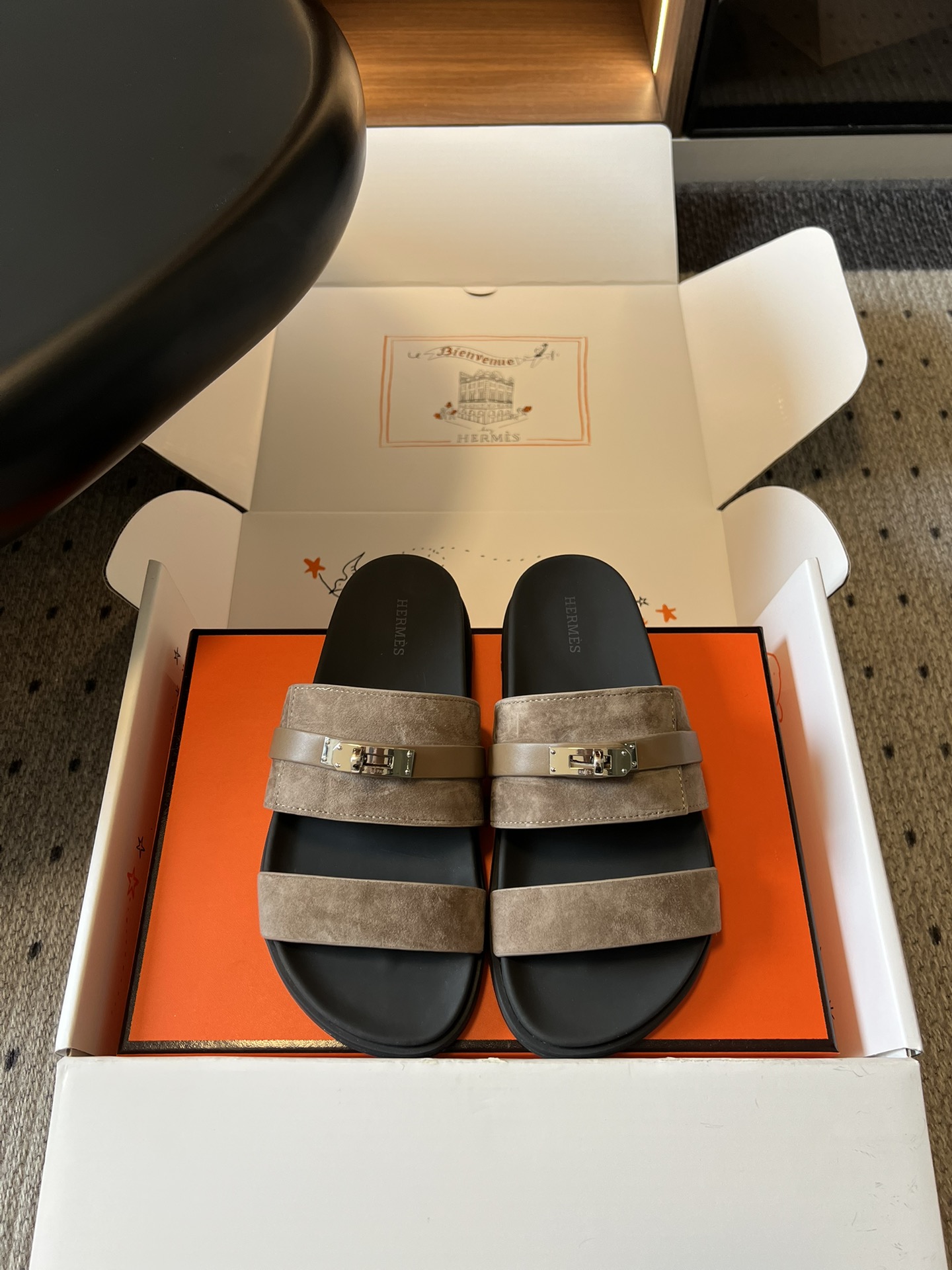 NO:789475,Top quality Herme* new double-strap Kelly buckle slippers for early spring. The iconic Kelly lock is the soul of the entire pair of shoes, and every detail is luxurious. The double-strap design is full of layers, and the contrasting color splicing is more refined. The wide upper accommodates various foot types, and can be perfectly controlled by wide feet and fleshy feet. The flip-flop style is refreshing and breathable. It will not be stuffy when worn in summer, and will not wear your feet or squeeze your feet. The two high-end colors are black and brown, and the contrasting colors are calm and atmospheric, and bright orange is vibrant and eye-catching.  Each style is aesthetically pleasing, and can easily handle all styles such as commuting, leisure, and vacation. The upper is imported custom goatskin/sheep leather, the inner sheepskin outsole is the original molded outsole, size 35-41 (customized sizes 40 and 41 are non-returnable), heel height 2cm, slippers, hermes, slippers, sheepskin, sheep19860909顶级品质 Herme*早春新款双带凯莉扣拖鞋 标志性凯莉锁扣是整双鞋的灵魂,细节处尽显奢华 双带设计层次感拉满,撞色拼接更显精致.宽幅鞋面包容各种脚型,宽脚、肉脚都能完美驾驭,一字拖型清爽透气,夏日穿完全不闷脚,不磨脚不挤脚 两色高级选色黑棕撞色沉稳大气、亮橙撞活力吸睛. 每一款都长在审美上,轻松驾驭通勤、休闲、度假等所有风格. 鞋面进口定制山羊皮/羊京 内里羊皮 大底原版开模大底 size35-41码（40、41码定制不退换） 跟高2cm,拖鞋,hermes,slippers,sheepskin,sheep,Women's Shoes