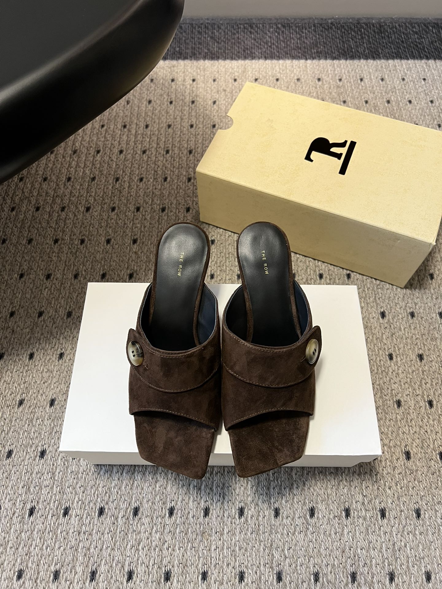 NO:789470,Made in Wanguan, The Ro*26ss early spring new retro square head Mule mop  Retro square toe + suede texture. The neat square toe modifies the foot shape, making the feet slimmer and more delicate. The top of the foot becomes slender and cartoonish in seconds; the imported suede material has a high-grade velvet feel, which is more timeless and tasteful, and is low-key and full of nobility. The finishing touch of the retro button shoe body is decorated with old metal buckles, which is the soul detail of the whole pair of shoes. It instantly fills the retro atmosphere and is unobtrusive but full of caution.  The classic black is versatile and not picky, and the dark brown has a retro atmosphere, easily adapting to all styles, and can be worn from commuting to vacation. The upper is imported fetal cowhide, the lining is mixed cowhide, the outsole is Italian genuine leather, size 35-40 (customized size 40 is non-refundable), heel height 7.5cm, slippers, slippers, cowhide, chamois leather, Leather soles19860909莞产 The Ro*26ss早春新款复古方头穆勒拖 复古方头+麂皮质感利落方头修饰脚型,显脚瘦又显精致,上脚秒变纤细漫画脚；进口麂皮材质自带高级绒感,越穿越有味道,低调中透着满满的贵气.点睛复古纽扣鞋身做旧金属扣装饰,是整双鞋的灵魂细节,瞬间拉满复古氛围感,不张扬却处处都是小心机. 经典黑百搭不挑人,深棕复古氛围感拉满,轻松适配所有穿搭风格,从通勤到度假都能hold住. 鞋面进口胎牛绒 内里混种牛皮 大底意大利真皮大底 size35-40码（40码定制不退换） 跟高7.5cm,拖鞋,slippers,cowhide,chamois leather,Leather soles,Women's Shoes