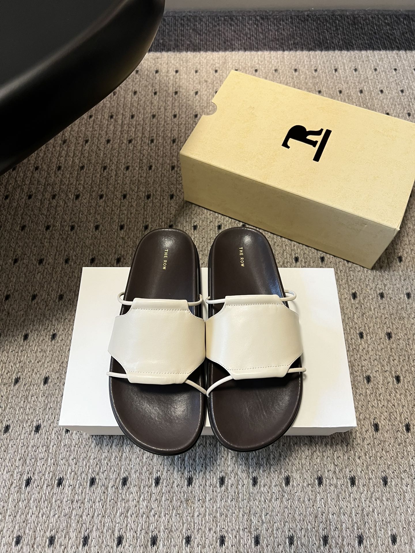 NO:789473,Made in Guangzhou, The Ro*26ss new style minimalist one-line sandals for early spring. Classic square strap + thin strap structure. The wide main strap is stable and elegant. The thin straps are embellished with a sense of refinement. The top of the foot instantly elongates the leg shape, making the feet slimmer and whiter. The yellow and black leather is not stepped on when you close your eyes!  The milky apricot color is gentle and healing, the off-white color is clean and refreshing, and the black color is cool and versatile. Whether it is commuting, vacationing or daily outings, it can perfectly suit your outfit. No matter the shape of your feet!  It can be perfectly accommodated for wide feet and fleshy feet. The open toe design is refreshing and breathable. You will no longer have to worry about stuffy and sweaty feet when wearing it in summer. Calfskin upper, mixed sheepskin lining, rubber outsole, size 35-40 (customized size 40 is non-refundable), slippers, slippers, cowhide, sheepskin19860909莞产 The Ro*26ss早春新款极简一字凉拖 经典方带+细带结构宽幅主带稳重大气,细带点缀精致感,上脚瞬间拉长腿型,显脚瘦又显白,黄黑皮闭眼入都不踩雷！奶杏色温柔治愈、米白色干净清爽、黑色酷飒百搭,不管是通勤、度假还是日常出街,都能完美适配你的穿搭. 不挑脚型！宽脚、肉脚都能完美包容,露趾设计清爽透气,夏天穿再也不怕闷脚汗脚了. 鞋面小牛皮 内里混种羊皮 大底橡胶大底 size35-40码（40码定制不退换）,拖鞋,slippers,cowhide,sheepskin,Women's Shoes