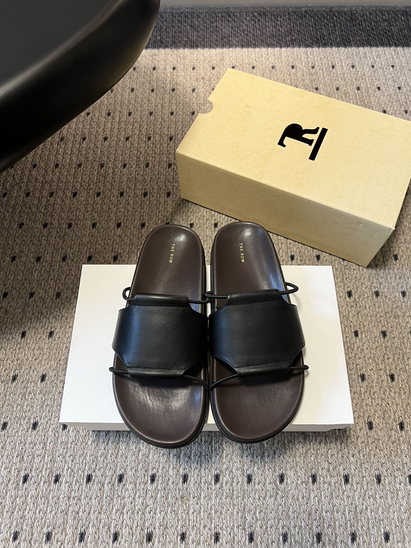 NO:784363,Purchasing-grade, high-quality Dongguan-made The Ro*26ss early spring new minimalist one-line sandals, classic square belt + thin belt structure, wide main belt, stable and elegant, thin belts embellished with exquisiteness, the top of the foot instantly elongates the leg shape, making the feet slimmer and whiter, the yellow and black leather is not stepped on when you close your eyes!  The milky apricot color is gentle and healing, the off-white color is clean and refreshing, and the black color is cool and versatile. Whether it is commuting, vacationing or daily outings, it can perfectly suit your outfit. No matter the shape of your feet!  It can be perfectly accommodated for wide feet and fleshy feet. The open toe design is refreshing and breathable. You will no longer have to worry about stuffy and sweaty feet when wearing it in summer. Calfskin upper, mixed sheepskin lining, rubber outsole, size 35-40 (customized size 40 is non-refundable), slippers, slippers, cowhide, sheepskin19860909代购级 莞产高品质 The Ro*26ss早春新款极简一字凉拖 经典方带+细带结构宽幅主带稳重大气,细带点缀精致感,上脚瞬间拉长腿型,显脚瘦又显白,黄黑皮闭眼入都不踩雷！奶杏色温柔治愈、米白色干净清爽、黑色酷飒百搭,不管是通勤、度假还是日常出街,都能完美适配你的穿搭. 不挑脚型！宽脚、肉脚都能完美包容,露趾设计清爽透气,夏天穿再也不怕闷脚汗脚了. 鞋面小牛皮 内里混种羊皮 大底橡胶大底 size35-40码（40码定制不退换）,拖鞋,slippers,cowhide,sheepskin,Women's Shoes