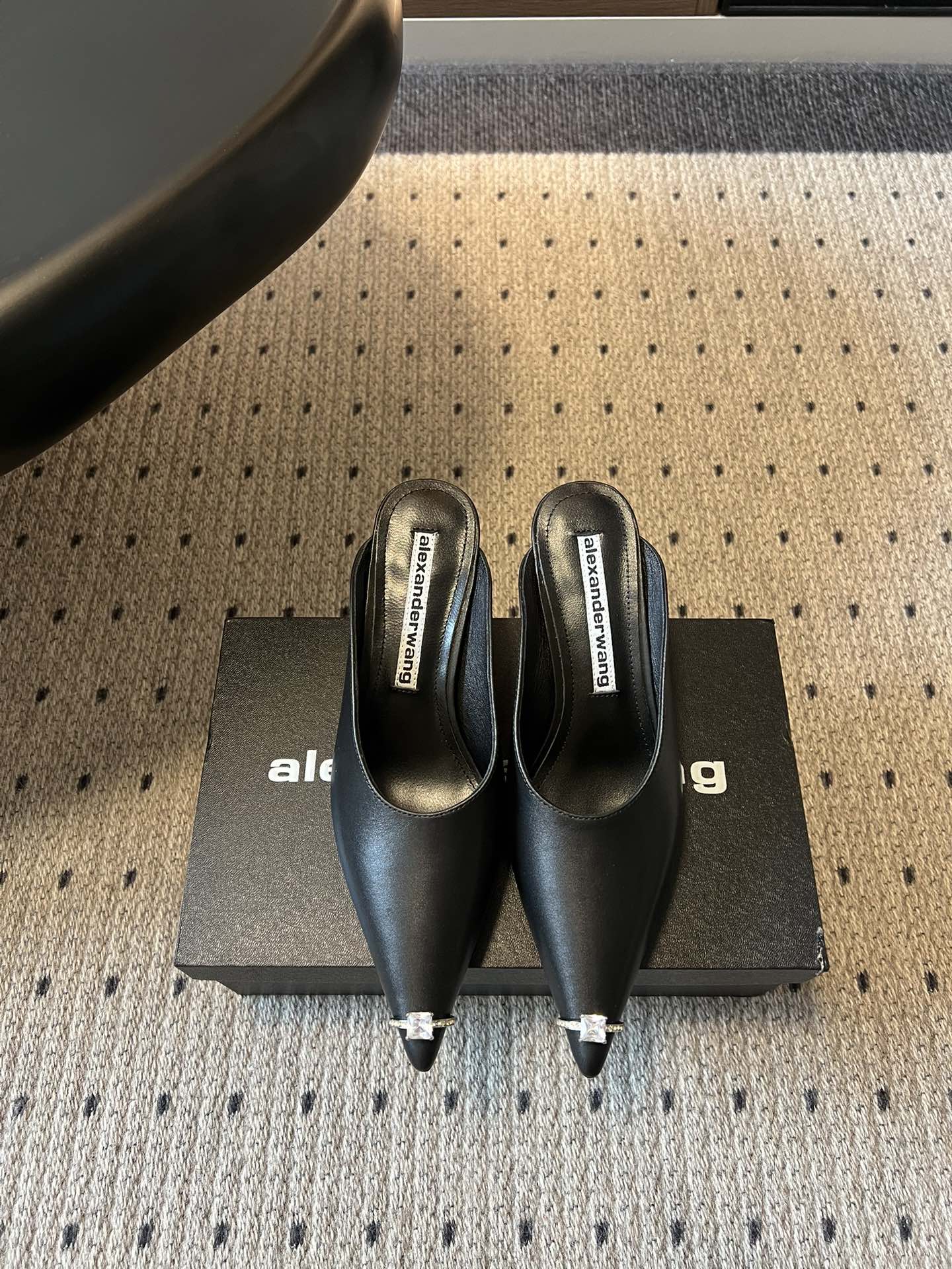 NO:789479,Top quality Alexander Wan* early spring new ring high heels. Who knows!  Alexander Wang's pair of ring-toed mules are really a magical item that welds 'high-end sense' and 'sister-like aura' to the feet. It is a classic black and white color, with the iconic metal pointed toe design. It instantly fills the foot with aura. It is the same style as the top bloggers. You can't go wrong when you close your eyes!  The feet are slimmer and the instep is longer, which makes the brand more recognizable. At a glance, you can see Alexander Wang's high-end tonality, and the details are directly ecstatic. Upper cowhide, sheepskin lining, genuine leather outsole, size 35-40 (customized size 40 is non-refundable), heel height 7.5cm, semi-drag high heels, alexander wang, high heels, ring, cowhide, sheepskin, Leather soles19860909顶级品质 Alexander Wan*早春新款戒指高跟鞋 谁懂啊！亚历山大王这双戒指头穆勒鞋,真的是把「高级感」和「拽姐气场」焊死在脚上的神仙单品,经典黑白双色,搭配标志性的金属尖头设计,上脚瞬间气场拉满,妥妥的顶流博主同款,闭眼入都不会错！ 显脚瘦、显脚背长,更把品牌辨识度拉满,一眼就是亚历山大王的高级调性,细节控直接狂喜. 鞋面牛皮 内里羊皮 大底真皮大底 size35-40码（40码定制不退换） 跟高7.5cm,半拖高跟鞋,alexander wang,high heels,ring,cowhide,sheepskin,Leather soles,Women's Shoes