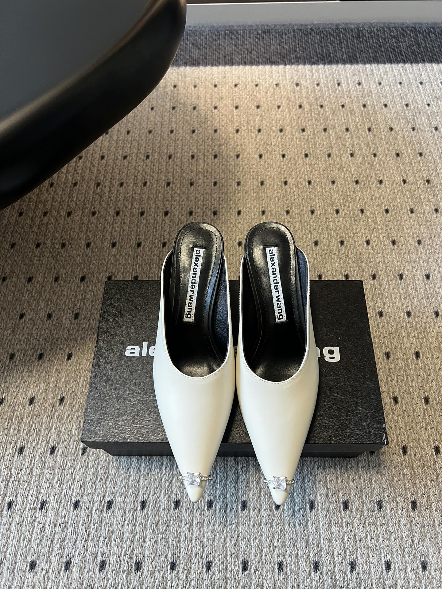 NO:789476,Top quality Alexander Wan* early spring new ring high heels. Who knows!  Alexander Wang's pair of ring-toed mules are really a magical item that welds 'high-end sense' and 'sister-like aura' to the feet. It is a classic black and white color, with the iconic metal pointed toe design. It instantly fills the foot with aura. It is the same style as the top bloggers. You can't go wrong when you close your eyes!  The feet are slimmer and the instep is longer, which makes the brand more recognizable. At a glance, you can see Alexander Wang's high-end tonality, and the details are directly ecstatic. Upper cowhide, sheepskin lining, genuine leather outsole, size 35-40 (customized size 40 is non-refundable), heel height 7.5cm, semi-drag high heels, alexander wang, high heels, ring, cowhide, sheepskin, Leather soles19860909顶级品质 Alexander Wan*早春新款戒指高跟鞋 谁懂啊！亚历山大王这双戒指头穆勒鞋,真的是把「高级感」和「拽姐气场」焊死在脚上的神仙单品,经典黑白双色,搭配标志性的金属尖头设计,上脚瞬间气场拉满,妥妥的顶流博主同款,闭眼入都不会错！ 显脚瘦、显脚背长,更把品牌辨识度拉满,一眼就是亚历山大王的高级调性,细节控直接狂喜. 鞋面牛皮 内里羊皮 大底真皮大底 size35-40码（40码定制不退换） 跟高7.5cm,半拖高跟鞋,alexander wang,high heels,ring,cowhide,sheepskin,Leather soles,Women's Shoes