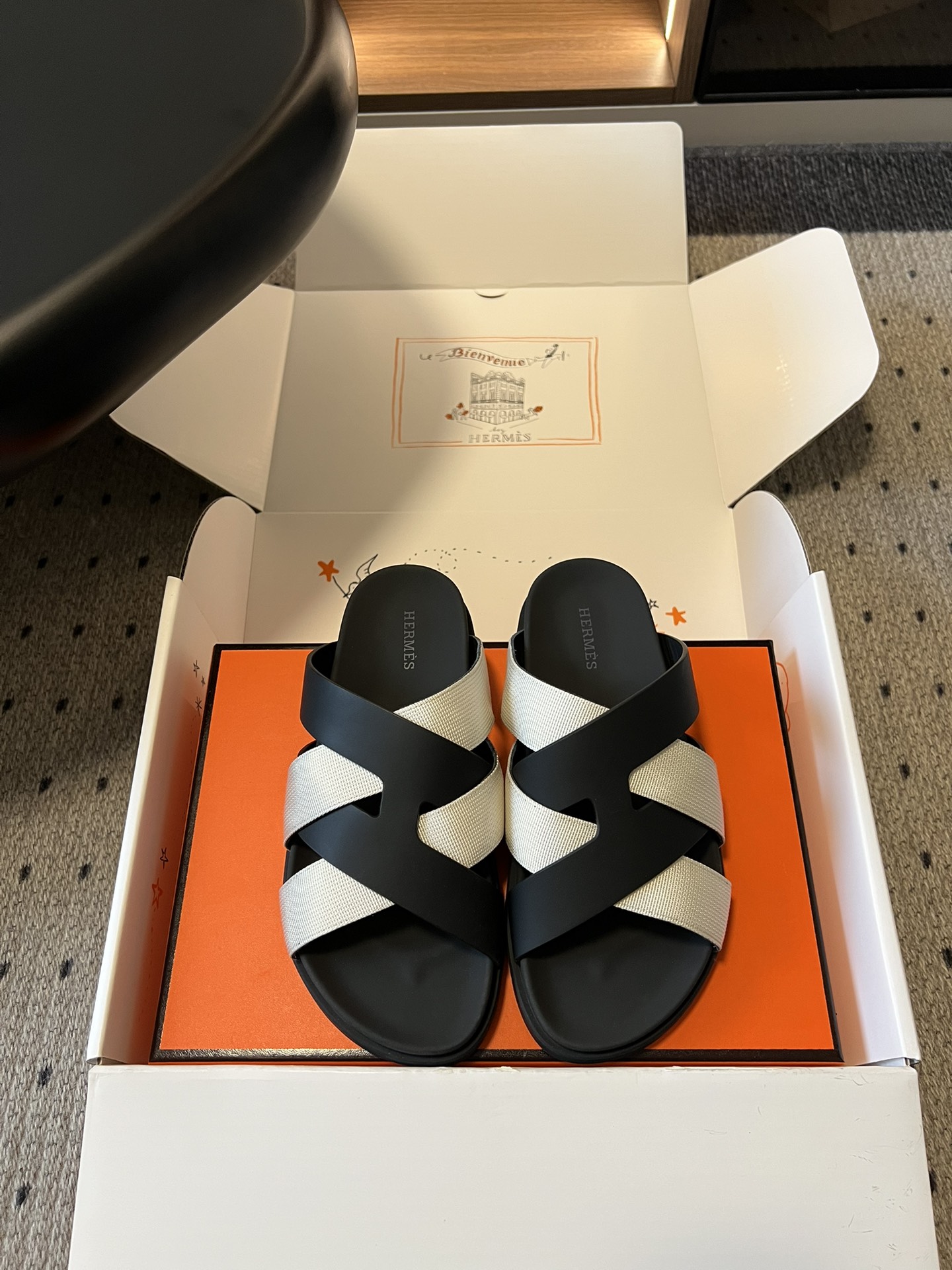 NO:789482,Top-quality Herme* new classic cross-strap sandals for early spring. The iconic H-shaped cross-strap is a classic element of Hermès, which is highly recognizable and full of luxury in a low-key manner; the wide-width cross-strap design perfectly modifies the foot shape, making the feet slimmer and lengthening the legs. It also perfectly accommodates wide feet, fleshy feet, and high insteps, without squeezing or rubbing the feet; the slip-on style is refreshing and breathable, and it will not feel stuffy when worn in summer; each style is aesthetically pleasing, and can easily control all styles such as commuting, leisure, and vacation.  Upper imported custom goatskin/Sheep Beijing lining sheepskin outsole original molded outsole size women's size 35-41 men's size 39-45 (women's 40, 41 and men's size 45 are customized and non-refundable) Heel height 2cm, slippers, hermes, hermes, slippers, sheepskin, sheep19860909顶级品质 Herme*早春新款经典交叉带凉拖 标志性H型交叉带是爱马仕经典元素,辨识度拉满,低调中满是奢华感；宽幅交叉带设计完美修饰脚型,显脚瘦显腿长,同时完美包容宽脚、肉脚、高脚背,不挤脚不磨脚；一字拖型清爽透气,夏日穿完全不闷脚； 每一款都长在审美上,轻松驾驭通勤、休闲、度假等所有风格. 鞋面进口定制山羊皮/羊京 内里羊皮 大底原版开模大底 size女码35-41码 男码39-45（女40、41 男45码定制不退换） 跟高2cm,拖鞋,hermes,hermes,slippers,sheepskin,sheep,Women's Shoes