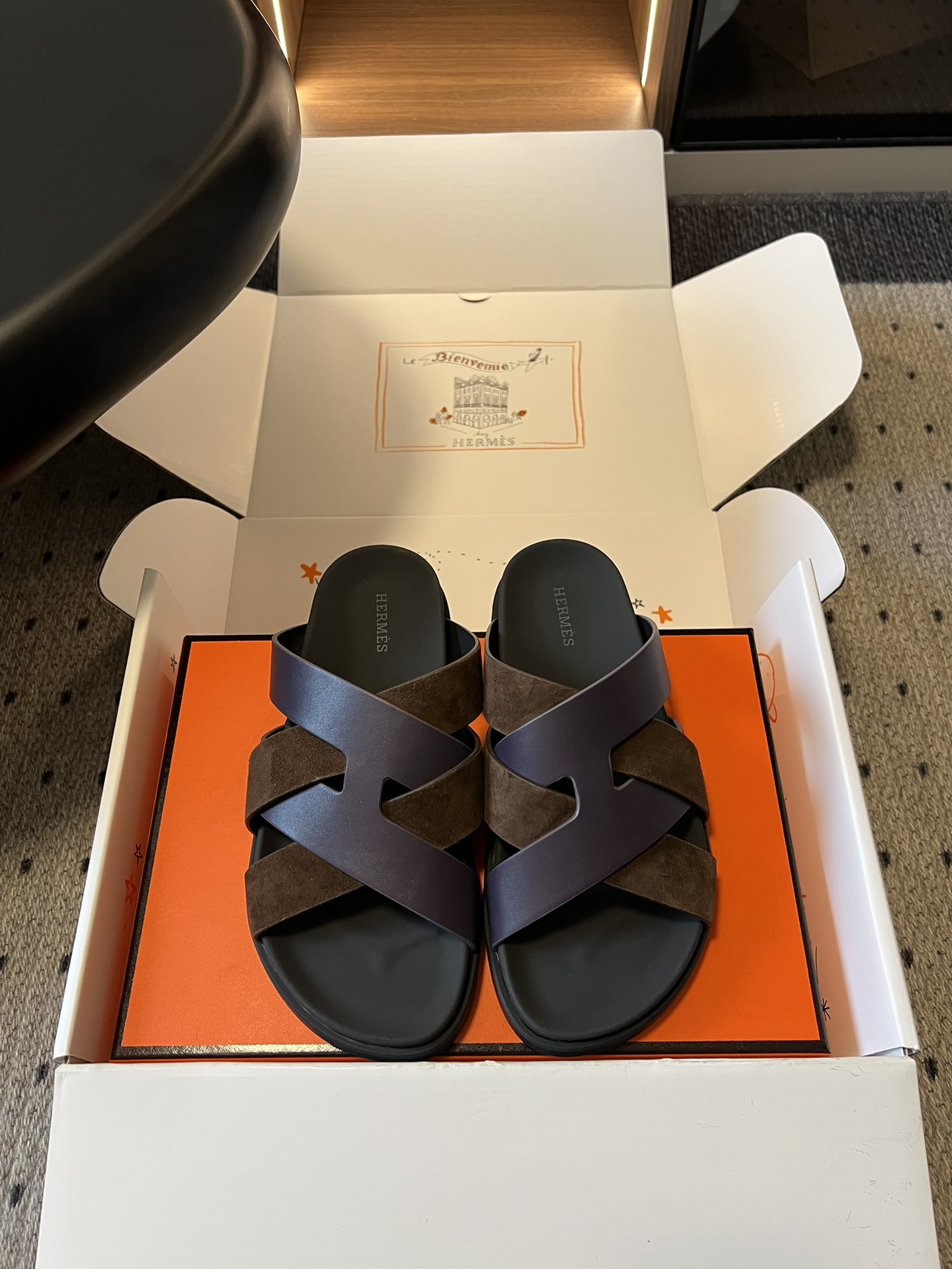 NO:789481,Top-quality Herme* new classic cross-strap sandals for early spring. The iconic cross-strap structure is the soul of the entire pair of shoes. It has neat and elegant lines, full of recognition, and a sense of luxury in a low-key manner. It is made of fine suede and smooth leather, with a soft and high-grade touch. It has a retro charm as time goes by. The wide cross-strap perfectly modifies the foot shape, making the feet slimmer and longer, while perfectly accommodating wide feet, fleshy feet, and high insteps, without crowding or rubbing the feet;  Each model is aesthetically pleasing, and can easily handle all styles such as commuting, leisure, and vacation. The upper is imported custom goatskin/sheepskin lining, and the inner sheepskin outsole is the original open-molded outsole. Sizes for women are 35-41, men's sizes are 39-45 (women's 40, 41, and men's 45 are customized and non-refundable). Heel height 2cm, slippers, hermes, slippers, sheepskin, sheep, chamois leather19860909顶级品质 Herme*早春新款经典交叉带凉拖 标志性交叉带结构是整双鞋的灵魂,线条利落大气,辨识度拉满,低调中满是奢华感；采用细腻麂皮拼接光滑皮质,触感软糯高级,越穿越有复古韵味；宽幅交叉带完美修饰脚型,显脚瘦显腿长,同时完美包容宽脚、肉脚、高脚背,不挤脚不磨脚； 每一款都长在审美上,轻松驾驭通勤、休闲、度假等所有风格. 鞋面进口定制山羊皮/羊京 内里羊皮 大底原版开模大底 size女码35-41码 男码39-45（女40、41 男45码定制不退换） 跟高2cm,拖鞋,hermes,slippers,sheepskin,sheep,chamois leather,Women's Shoes