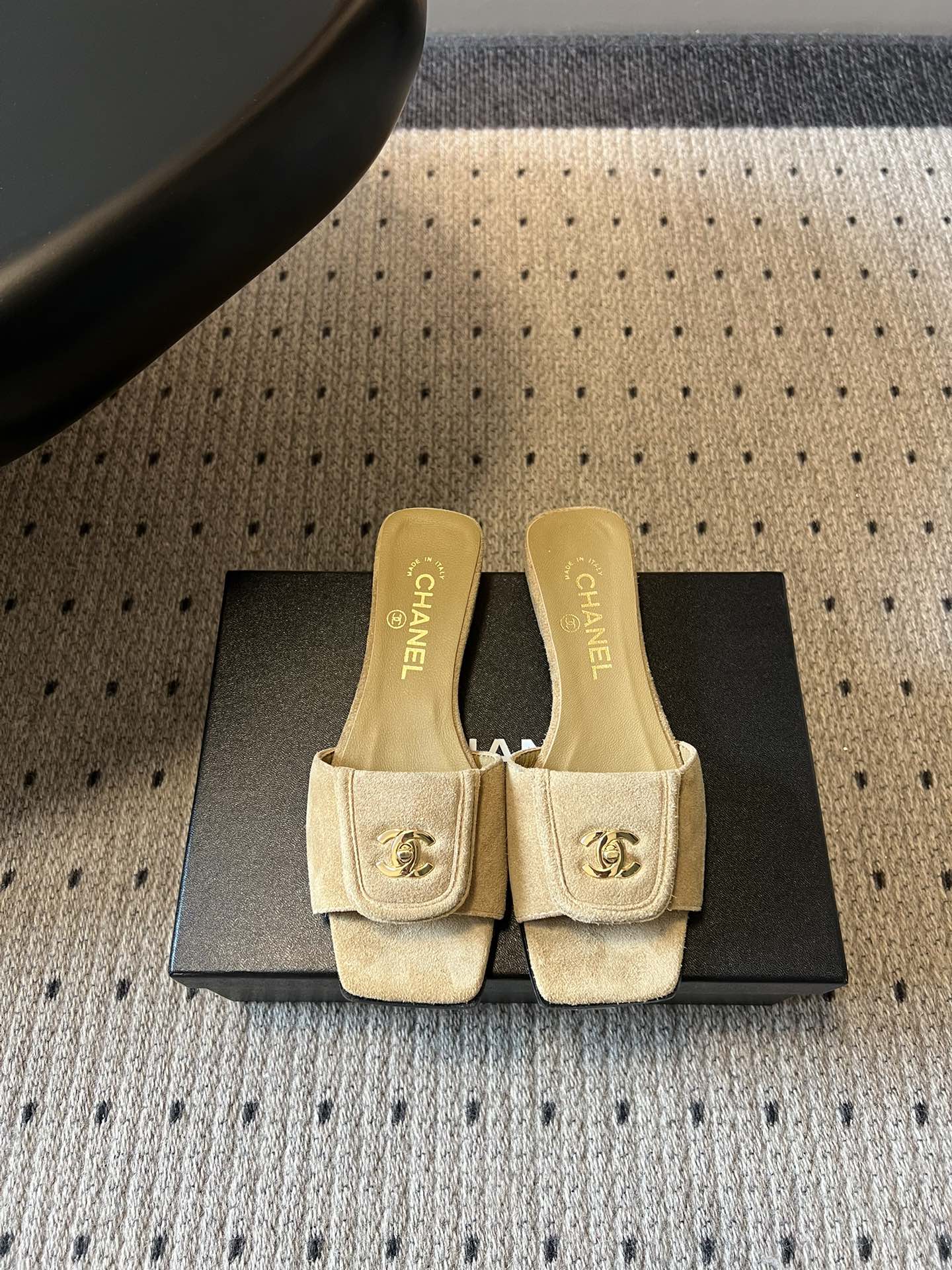 NO:780566,* Xiaoxiang 2026s spring and summer square toe flip double C buckle flat bottom honey slippers, purchasing agent grade 111111111 This pair of shoes is Chanel's popular sandal style in recent years. The iconic golden double C metal buckle + square toe silhouette is Chanel's soul design.  The camel color is retro and gentle, the cream white is refreshing and versatile, and the black is classic and slim, suitable for different styles and skin colors. The one-line strap has a clamshell design, which is more layered than ordinary flip-flops. The shoe shape has clean lines and no unnecessary decoration. It is simple and advanced, and there is no choice in dressing style. Pair it with straight jeans, T-shirts, and sun protection shirts, and it will instantly become a relaxed French style. Paired with dresses, beach skirts, and wide-leg pants, the atmosphere will be directly full, and it will be a great photo opportunity...  Upper cowhide/cashmere Outsole Genuine leather outsole Size 35-41 (40 41 customized, non-returnable), slippers, chanel, slippers, skirts, jeans, tees, t-shirt, cowhide, Leather soles19860909* 小香2026s春夏方头翻盖双C扣一字平底蜜儿拖鞋 代购级  一一一一一一一一一 这双鞋是香奈儿近几年的热门凉拖款式. 标志性的金色双C金属扣+方头廓形,是香奈儿的灵魂设计,上脚自带高级感,完全是'行走的贵气名片″,法式优雅感直接拉满. 驼色复古温柔,奶白清爽百搭,黑色经典显瘦,适配不同风格和肤色. 一字带做了翻盖式设计,比普通一字拖更有层次感,鞋型线条干净利落,没有多余装饰,简约又高级,完全不挑穿搭风格. 搭配直筒牛仔裤、T恤、防晒衫,秒变松驰感法式穿搭. 搭配连衣裙、沙滩裙、阔腿裤,氛围感直接拉满,拍照巨出片… 鞋面牛皮/羊绒 大底真皮大底 码数35-41 (40 41定做不退换),拖鞋,chanel,slippers,skirts,jeans,tees，t-shirt,cowhide,Leather soles,Women's Shoes