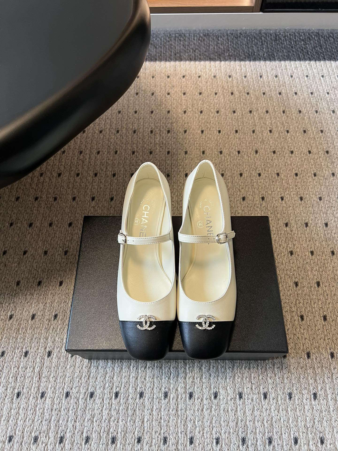 NO:784539,Chane*26SS early spring new diamond buckle Mary Jane shoes are classic and timeless French elegance. This pair of Mary Janes welds nobility directly to the feet. The iconic double C rhinestone buckle + square toe color matching design engraves Chanel's brand DNA into every detail. The foot becomes a refined socialite in an instant, and can be worn for commuting and dating. The feeling of walking on the foot is a sense of nobility. Whoever wears it will look better. Buy early and look beautiful. French elegance is welded to the foot!  Sheepskin upper, sheepskin lining, Italian genuine leather outsole, sizes 35-41 (customized sizes 40 and 41 are not returnable), heel height 5.5cm, single shoes Mary Jane, chanel, chanel, mary jane, sheepskin, Leather soles19860909Chane*26SS早春新款钻扣玛丽珍鞋 经典永不过时的法式优雅,这双玛丽珍直接把贵气焊在脚上,标志性双C水钻扣+方头拼色设计,把香奈儿的品牌DNA刻进每一处细节,上脚秒变精致名媛,通勤约会都能打. 上脚就是行走的贵气感,谁穿谁好看,早买早美,把法式优雅焊在脚上！ 鞋面羊皮 内里羊皮 大底意大利真皮大底 size35-41码（40、41码定制不退换） 跟高5.5cm,单鞋玛丽珍,chanel,chanel,mary jane,sheepskin,Leather soles,Women's Shoes