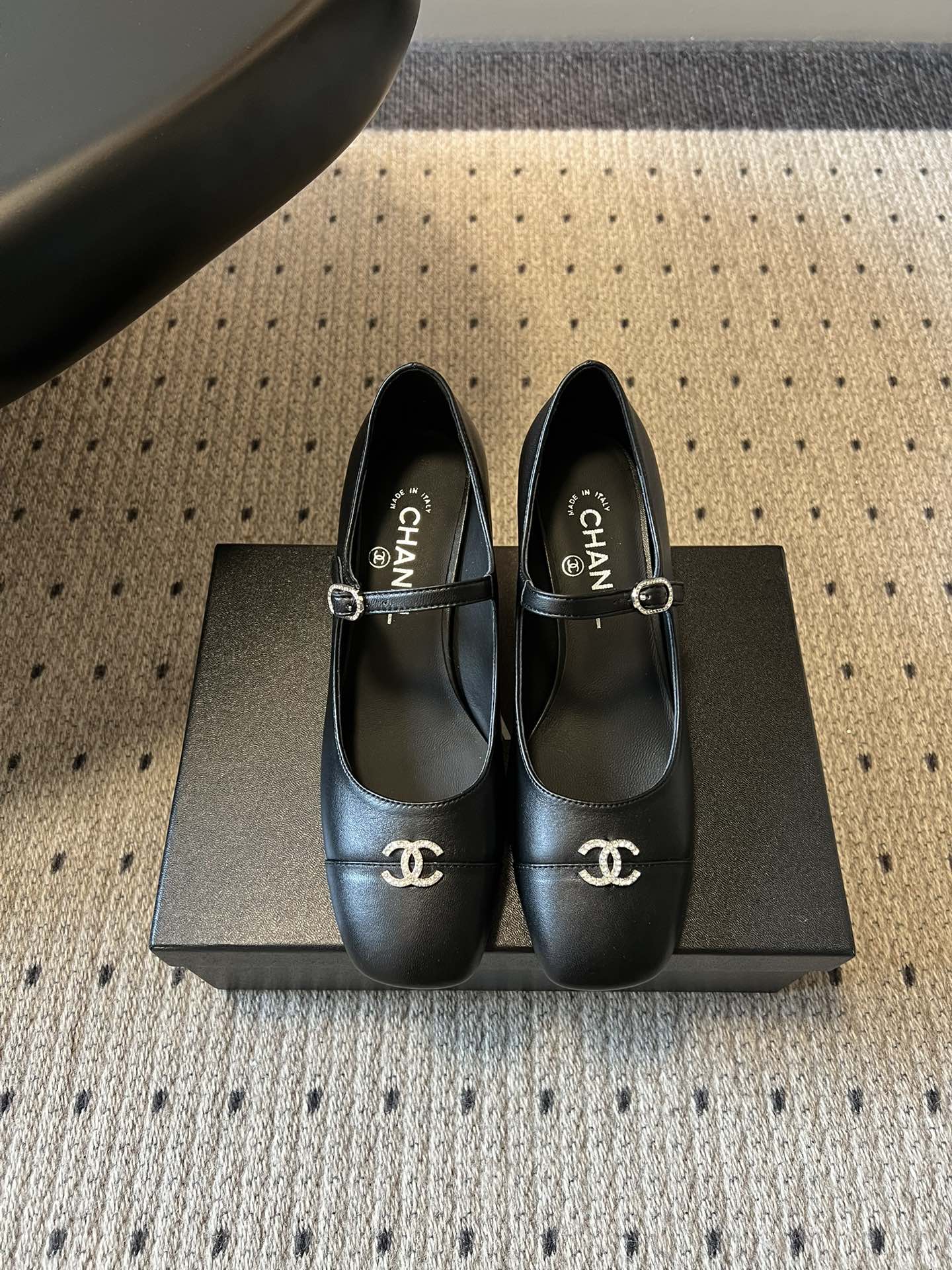 NO:784544,Chane*26SS early spring new diamond buckle Mary Jane shoes are classic and timeless French elegance. This pair of Mary Janes welds nobility directly to the feet. The iconic double C rhinestone buckle + square toe color matching design engraves Chanel's brand DNA into every detail. The foot becomes a refined socialite in an instant, and can be worn for commuting and dating. The feeling of walking on the foot is a sense of nobility. Whoever wears it will look better. Buy early and look beautiful. French elegance is welded to the foot!  Sheepskin upper, sheepskin lining, Italian genuine leather outsole, sizes 35-41 (customized sizes 40 and 41 are not returnable), heel height 5.5cm, single shoes Mary Jane, chanel, chanel, mary jane, sheepskin, Leather soles19860909Chane*26SS早春新款钻扣玛丽珍鞋 经典永不过时的法式优雅,这双玛丽珍直接把贵气焊在脚上,标志性双C水钻扣+方头拼色设计,把香奈儿的品牌DNA刻进每一处细节,上脚秒变精致名媛,通勤约会都能打. 上脚就是行走的贵气感,谁穿谁好看,早买早美,把法式优雅焊在脚上！ 鞋面羊皮 内里羊皮 大底意大利真皮大底 size35-41码（40、41码定制不退换） 跟高5.5cm,单鞋玛丽珍,chanel,chanel,mary jane,sheepskin,Leather soles,Women's Shoes