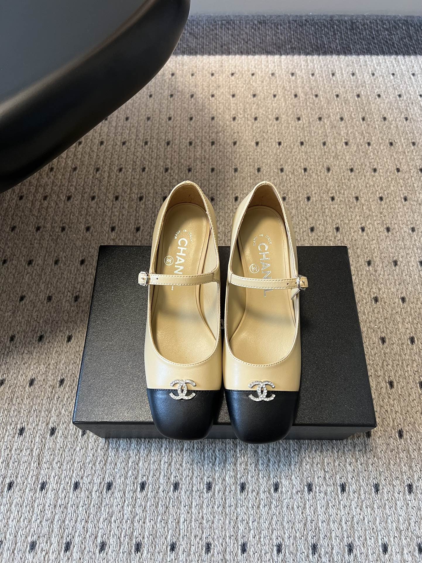 NO:784549,Chane*26SS early spring new diamond buckle Mary Jane shoes are classic and timeless French elegance. This pair of Mary Janes welds nobility directly to the feet. The iconic double C rhinestone buckle + square toe color matching design engraves Chanel's brand DNA into every detail. The foot becomes a refined socialite in an instant, and can be worn for commuting and dating. The feeling of walking on the foot is a sense of nobility. Whoever wears it will look better. Buy early and look beautiful. French elegance is welded to the foot!  Sheepskin upper, sheepskin lining, Italian genuine leather outsole, sizes 35-41 (customized sizes 40 and 41 are not returnable), heel height 5.5cm, single shoes Mary Jane, chanel, chanel, mary jane, sheepskin, Leather soles19860909Chane*26SS早春新款钻扣玛丽珍鞋 经典永不过时的法式优雅,这双玛丽珍直接把贵气焊在脚上,标志性双C水钻扣+方头拼色设计,把香奈儿的品牌DNA刻进每一处细节,上脚秒变精致名媛,通勤约会都能打. 上脚就是行走的贵气感,谁穿谁好看,早买早美,把法式优雅焊在脚上！ 鞋面羊皮 内里羊皮 大底意大利真皮大底 size35-41码（40、41码定制不退换） 跟高5.5cm,单鞋玛丽珍,chanel,chanel,mary jane,sheepskin,Leather soles,Women's Shoes