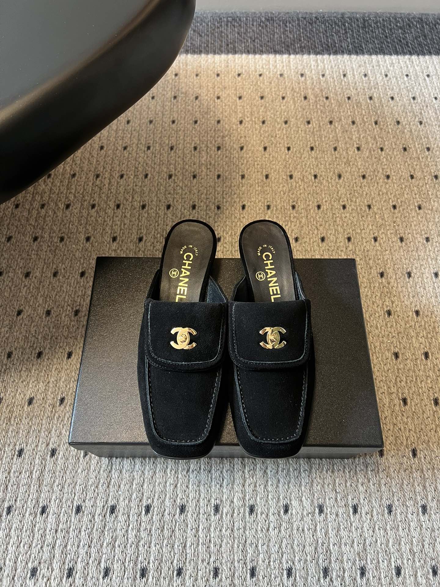 NO:780570,Chane* Xiaoxiang 26SS early spring new style clamshell double C buckle square head Lok Fu half drag, purchasing grade 111111111  The iconic golden double C twist buckle is the soul of the entire pair of shoes, which directly enhances Chanel's brand recognition, showing a sense of high-end in a low-key manner. The neat square-toe shoe shape perfectly modifies the foot shape, makes the feet slimmer and delicate, and is super friendly to sisters with wide feet and fleshy feet. The Muller heelless design is easy to put on and take off, and is lazy and casual. There is no pressure for daily commuting or running out on the street.  As a classic evergreen model of Chanel, this pair of Mule sandals are the daily darling of countless celebrities and bloggers. They never go out of style and are just in demand in shoe cabinets. Upper sheepskin/cashmere lining sheepskin Outsole Genuine leather outsole Size 35-41 (customized sizes 40 and 41 are non-refundable) Heel height 3cm, half drag, chanel, chanel, loafers, sheepskin, Leather soles19860909Chane* 小香26SS早春新款翻盖双C扣方头乐福半拖 代购级 一一一一一一一一一 标志性金色双C旋扣是整双鞋的灵魂,把香奈儿的品牌辨识度直接拉满,低调中尽显高级感.利落方头鞋型,完美修饰脚型,显脚瘦、显脚背精致,对宽脚、肉脚姐妹超友好；穆勒无后跟设计,穿脱方便,慵懒随性,日常通勤、出街暴走都毫无压力. 作为香奈儿的经典常青款,这双穆勒凉拖是无数明星、博主的日常穿搭宠儿,永不过时,鞋柜刚需款. 鞋面羊皮/羊绒 内里羊皮 大底真皮大底 size35-41码（40、41码定制不退换） 跟高3cm,半拖,chanel,chanel,loafers,sheepskin,Leather soles,Women's Shoes