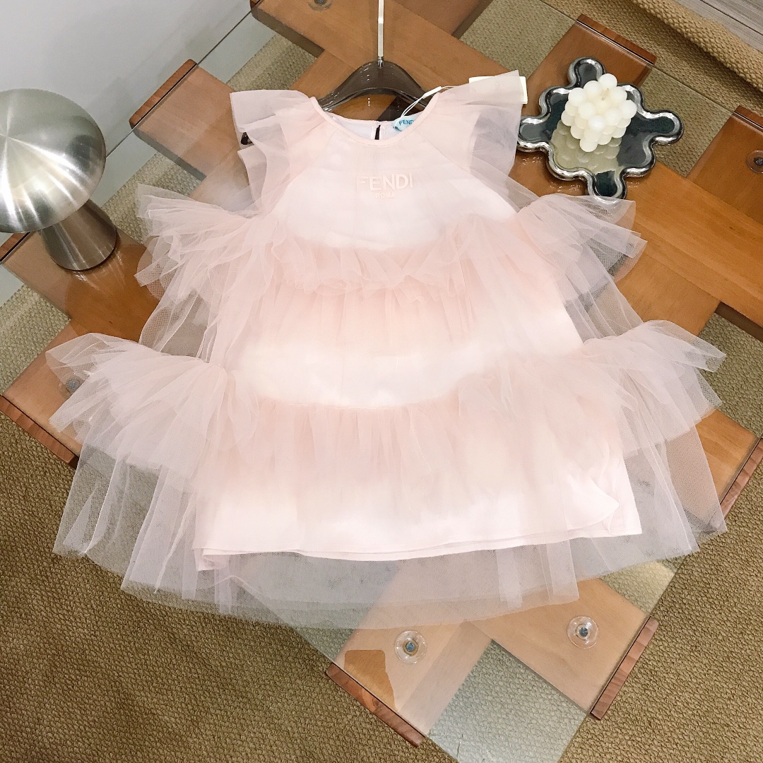 NO:769985,[Available in stock] Size - FEND* Embroidered Mesh Dress, Exquisite style, high-end light pink color with logo embroidered mesh on the chest, elegant style, Dumbo mesh short sleeves, light and elegant three-dimensional mesh outer layer with skin-friendly pure cotton lining, full of cuteness and cuteness~smooth and comfortable, skin-friendly and not tied, the upper body effect is excellent, a must-have artifact for princess~ size size-110-120-130-140-[CM]  Counter packaging, clothes, fendi, skirts, T-shirt,19860909【现货发】  尺寸- FEND* 刺绣网纱连衣裙 精致款 高级淡粉色系搭配胸前logo刺绣网纱高雅气质款 小飞象网纱短袖 外层轻盈飘逸立体网纱拼接搭配亲肤纯棉内衬 尽显俏皮可爱～柔顺舒适 亲肤不扎 上身效果极好 公主的必备神器～  size尺码-110-120-130-140-【CM】 专柜包装,衣服,fendi,skirts,T-shirt,,Children's