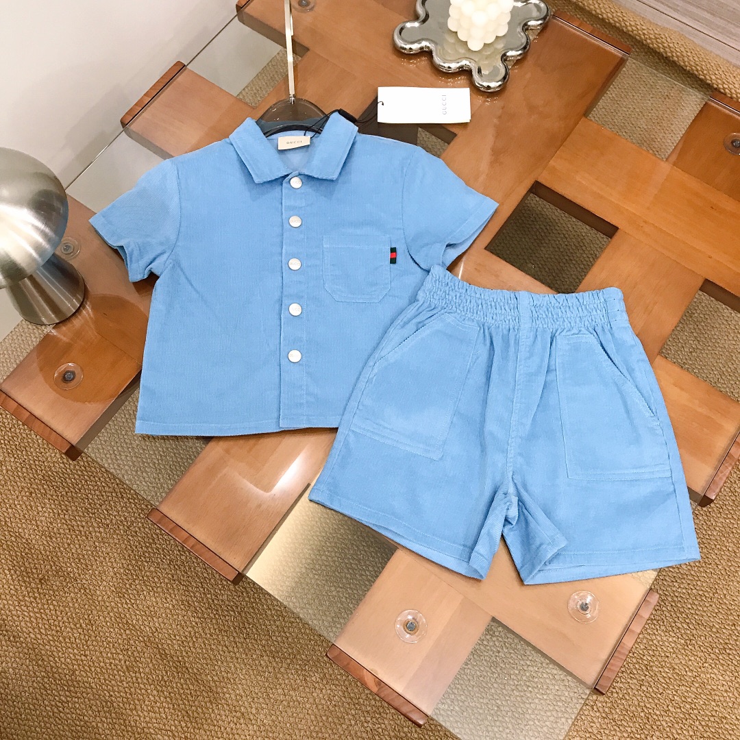 NO:770017,[Ready stock] Size 90 - GUCC* Original 1:1 to create ultra-thin and breathable summer suit [Small lapel jacket and shorts] Casual style Small lapel with retro silver engraved logo hardware buckle Small front pocket design Customized summer ultra-thin corduroy material It feels very soft and delicate, supple and comfortable, skin-friendly and does not tie up. The upper body effect is excellent Color blue coffee color  Size 90--110-120-130-140-[CM] Counter packaging 80, clothes, gucci, shorts, jackets & coats,19860909【现货发】  尺寸90-  GUCC* 原版1:1打造夏季款超薄透气套装【小翻领外套短裤】休闲风格 小翻领搭配复古银色复刻logo五金扣 前面小口袋设计 定制夏季超薄款灯芯绒材质打造 手感非常柔软细腻 柔顺舒适 亲肤不扎 上身效果极好 颜色蓝色 咖色  size尺码90--110-120-130-140-【CM】 专柜包装80,衣服,gucci,shorts,jackets & coats,,Children's