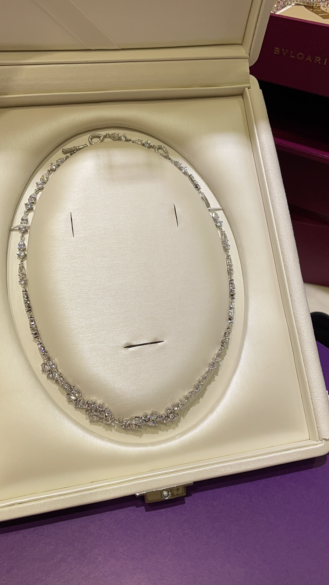 NO:857475,Close your eyes and buy it at a good price. The new product is a dinner-level wedding-grade TO button full of diamond necklace. There are two ways to wear the TO button. It can be worn as a Y-shaped chain. Various types of white diamonds are staggered and matched. The beauty and texture coexist. It is dazzling like stars and has a sense of presence. The material is S925 silver inlaid with high-carbon diamonds, necklace, Cartier high-end jewelry.19860909好价闭眼入 新品晚宴婚礼级别TO扣满钻项链 TO扣设计两种佩戴法 可当y型链佩戴 各型白钻交错搭配 颜值与质感并存 像繁星点点的璀璨夺目非常有存在感 材质S925银镶嵌高碳钻,,necklace,卡迪亚高端饰品,Jewelry