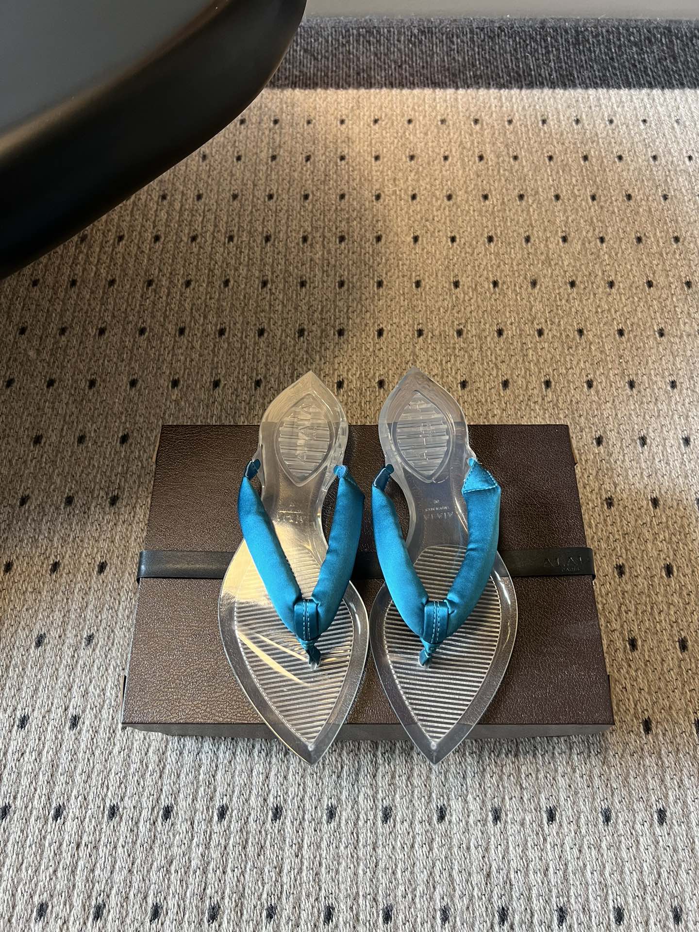 NO:784351,ALA* New Transparent Flip Flop for Early Spring. The refreshing feeling of summer can only be achieved by this pair of transparent sandals. The transparent shoe body has its own breathability, breaking the dullness. It unlocks oxygen permeable summer filled satin foot straps in one second. It is soft and does not grind the feet. It takes into account both appearance and comfort. It does not matter the shape of the foot or the outfit. It will look amazing when paired with a suspender skirt. Paired with a T-shirt and jeans, it will turn into a casual hot girl in an instant.  There are many colors to choose from, each color is stunning, and you can easily wear it with an effortless Korean atmosphere. Whether it is paired with hot girl shorts, skirts or casual wear, any outfit is super stylish. Imported silk upper, sheepskin lining, TPU outsole, size 35-40 (customized size 40 is non-returnable), split-toe shoes, sandals, skirts, jeans, tees, t-shirt, sheepskin19860909ALA* 早春新款透明人字拖 夏日的清爽感,全靠这双透明凉鞋拿捏,透明鞋身自带呼吸感,打破沉闷,一秒解锁透氧夏日填充缎面夹脚带,软乎乎不磨脚,兼顾颜值与舒适度,不挑脚型不挑穿搭,配吊带裙仙到飞起,配T恤牛仔裤又秒变随性辣妹. 多色可选,每一种颜色都很绝,轻松穿出不费力的韩系氛围感,不管是配辣妹短装、半身裙还是休闲装,随便一套都超有范儿. 鞋面进口蚕丝 内里羊皮 大底TPU大底 size35-40码（40码定制不退换）,分趾鞋,sandals,skirts,jeans,tees，t-shirt,sheepskin,Women's Shoes