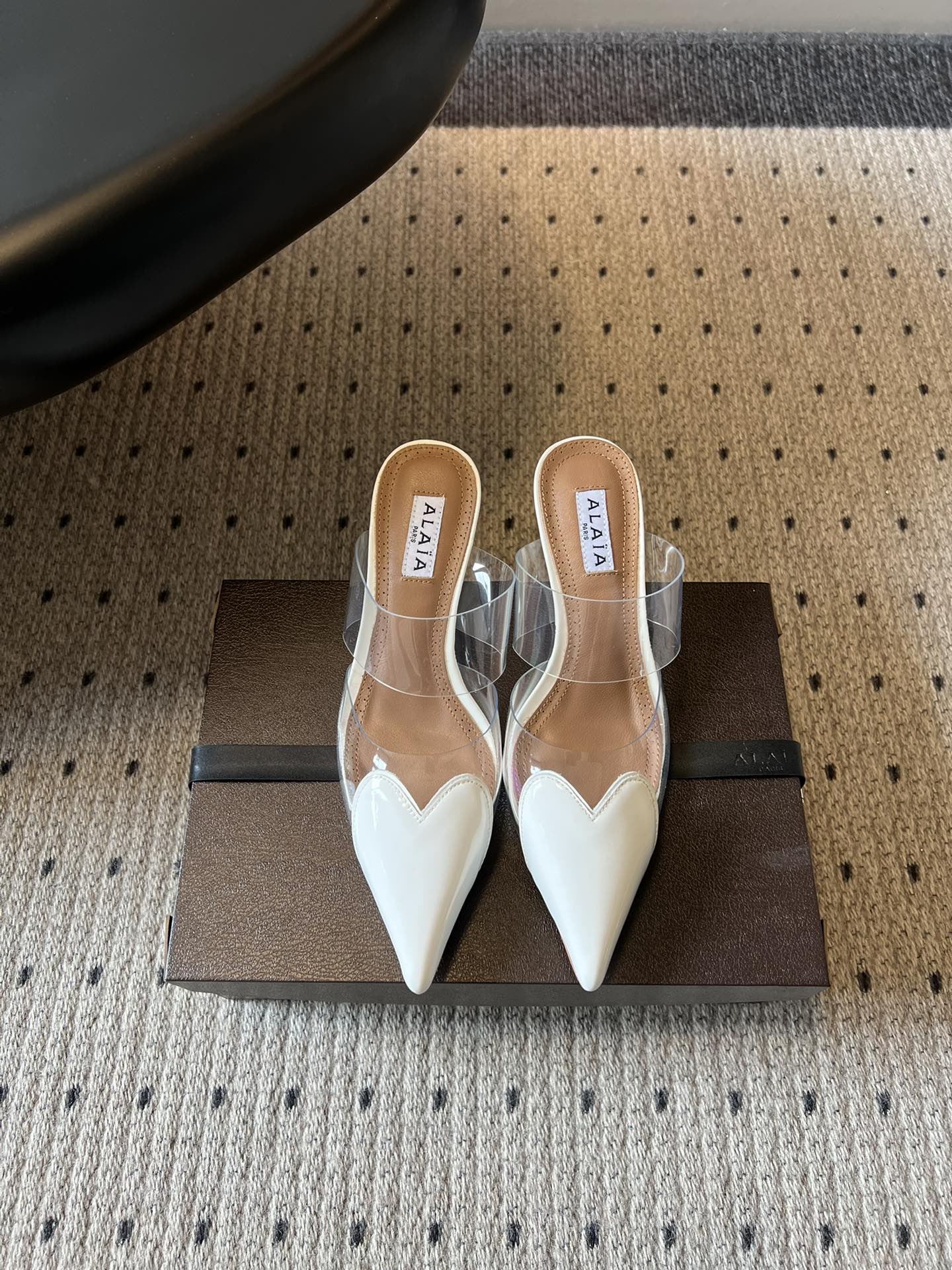 NO:784345,ALA* Early Spring New Love Pointed Toe Transparent Strap Mule Flip-flops. The French romance that catches your heart is perfectly captured by this pair of shoes. The love design on the toe is an irresistible secret, gentle and playful. The neat pointed toe line quietly elongates the leg shape, and the upper foot has a sense of exquisiteness. The transparent strap design is light and transparent, and it is not boring or heavy when worn in summer. The four colors of milky white, nude, black and burgundy are amazing.  There are gentle and versatile styles as well as individual and eye-catching styles. Whether you are a sweet girl or a cool girl, you can find your own natural color. Upper cow patent leather/film, lining sheepskin, genuine leather outsole, size 35-40 (customized size 40 is non-refundable), 7cm high heels, half-slip heels, high heels, sheepskin, Leather soles19860909ALA* 早春新款爱心尖头透明带穆勒拖 一眼心动的法式浪漫,被这双鞋拿捏得刚刚好.鞋头的爱心设计,是藏不住的小心机,温柔又带点俏皮感.利落的尖头线条,悄悄拉长腿型,上脚自带精致氛围感.透明的绑带设计,轻盈又通透,夏天穿完全不闷不厚重. 奶白、裸色、黑、酒红,四个颜色都很绝. 温柔百搭款和个性吸睛款都有,不管是甜妹还是酷姐都能找到自己的本命色. 鞋面牛漆皮/胶片 内里羊皮 大底真皮大底 size35-40码（40码定制不退换） 跟高7cm,半拖高跟鞋,high heels,sheepskin,Leather soles,Women's Shoes