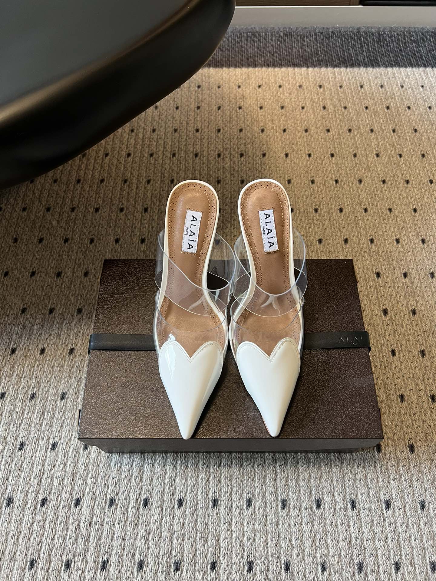 NO:784348,ALA* Early Spring New Love Pointed Toe Transparent Strap Mule Flip-flops. The French romance that catches your heart is perfectly captured by this pair of shoes. The love design on the toe is an irresistible secret, gentle and playful. The neat pointed toe line quietly elongates the leg shape, and the upper foot has a sense of exquisiteness. The transparent strap design is light and transparent, and it is not boring or heavy when worn in summer. The four colors of milky white, nude, black and burgundy are amazing.  There are gentle and versatile styles as well as individual and eye-catching styles. Whether you are a sweet girl or a cool girl, you can find your own natural color. Upper cow patent leather/film, lining sheepskin, genuine leather outsole, size 35-40 (customized size 40 is non-refundable), 10cm high heels, half-slip heels, high heels, sheepskin, Leather soles19860909ALA* 早春新款爱心尖头透明带穆勒拖 一眼心动的法式浪漫,被这双鞋拿捏得刚刚好.鞋头的爱心设计,是藏不住的小心机,温柔又带点俏皮感.利落的尖头线条,悄悄拉长腿型,上脚自带精致氛围感.透明的绑带设计,轻盈又通透,夏天穿完全不闷不厚重. 奶白、裸色、黑、酒红,四个颜色都很绝. 温柔百搭款和个性吸睛款都有,不管是甜妹还是酷姐都能找到自己的本命色. 鞋面牛漆皮/胶片 内里羊皮 大底真皮大底 size35-40码（40码定制不退换） 跟高10cm,半拖高跟鞋,high heels,sheepskin,Leather soles,Women's Shoes