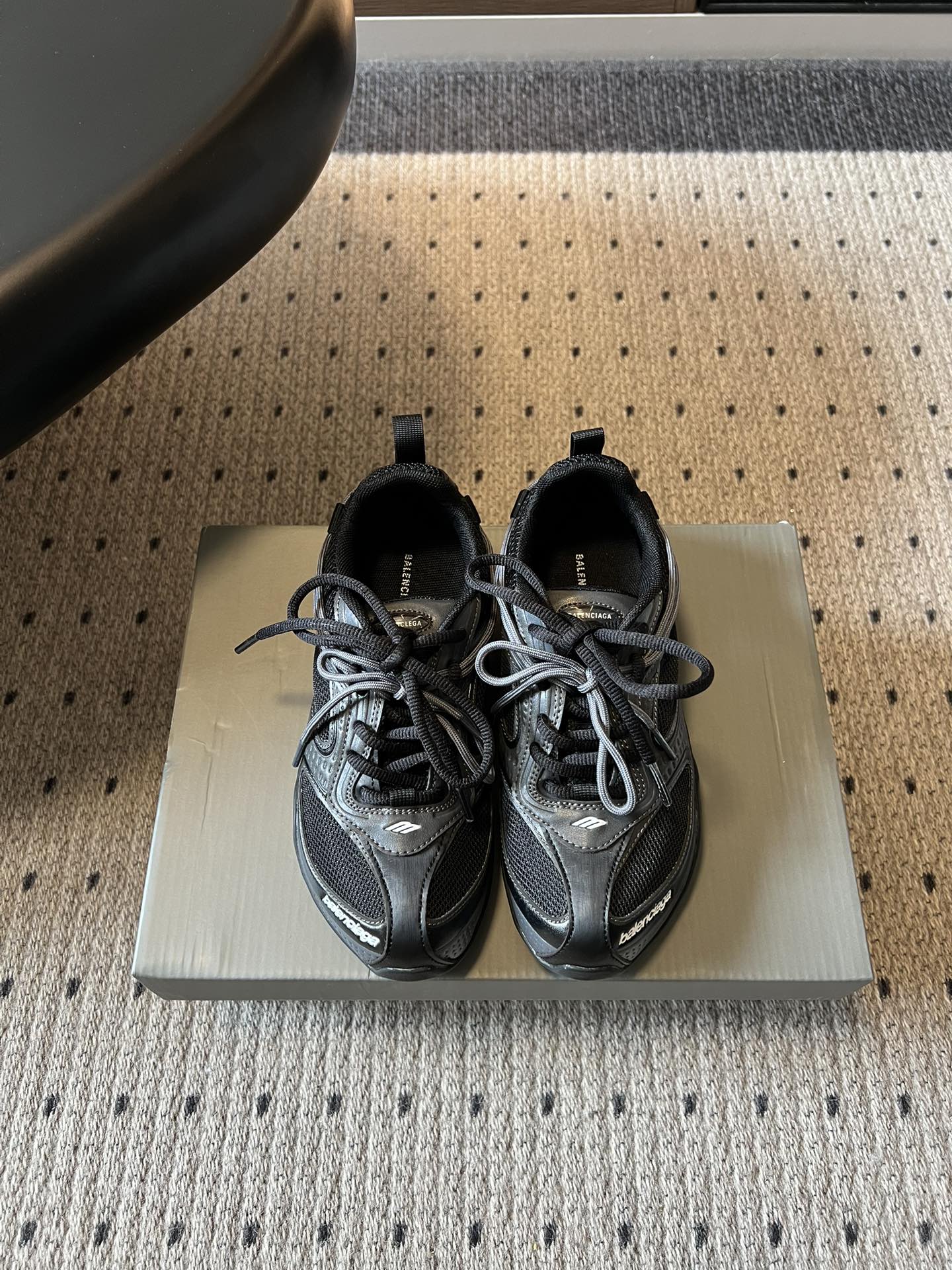 NO:866952,Balenciaga's new casual dad shoes for early spring. The soul of this pair of shoes is to recreate the classic running shoe shape of the millennium. It has multi-layered mesh + streamlined shoe body, with a retro-futuristic feel. It perfectly captures the essence of Y2K's millennium style and is highly recognizable. At a glance, it is the cool tone of Balenciaga, and the attention to detail is directly ecstatic.  Whether it is daily commuting, going out on dates, or traveling and taking photos, this pair of shoes can be held perfectly. It has a cool feeling when walking on the feet, and it will look like a blockbuster in any photo. Upper space technology fabric/3D embossed gradient color/breathable mesh, nylon mesh lining, original rubber combination outsole, size 35-40 (40 size customization is not returnable), casual shoes/sports shoes, balenciaga, balenciaga, sneakers19860909Balenciaga 早春新款休闲老爹鞋 这双鞋的灵魂,就是复刻千禧年的经典跑鞋造型,多层网面+流线型鞋身,自带复古未来感,把Y2K千禧风的精髓完美拿捏,辨识度拉满,一眼就是巴黎世家的潮酷调性,细节控直接狂喜. 不管是日常通勤、约会出街,还是旅行拍照,这双鞋都能完美hold住,上脚就是行走的潮酷感,随便拍都是大片既视感. 鞋面太空科技面料/3D压印渐变颜色/透气网 内里尼龙网布 大底原版橡胶组合大底 size35-40码（40码定制不退换）,休闲鞋/运动鞋,balenciaga,balenciaga,sneakers,Women's Shoes