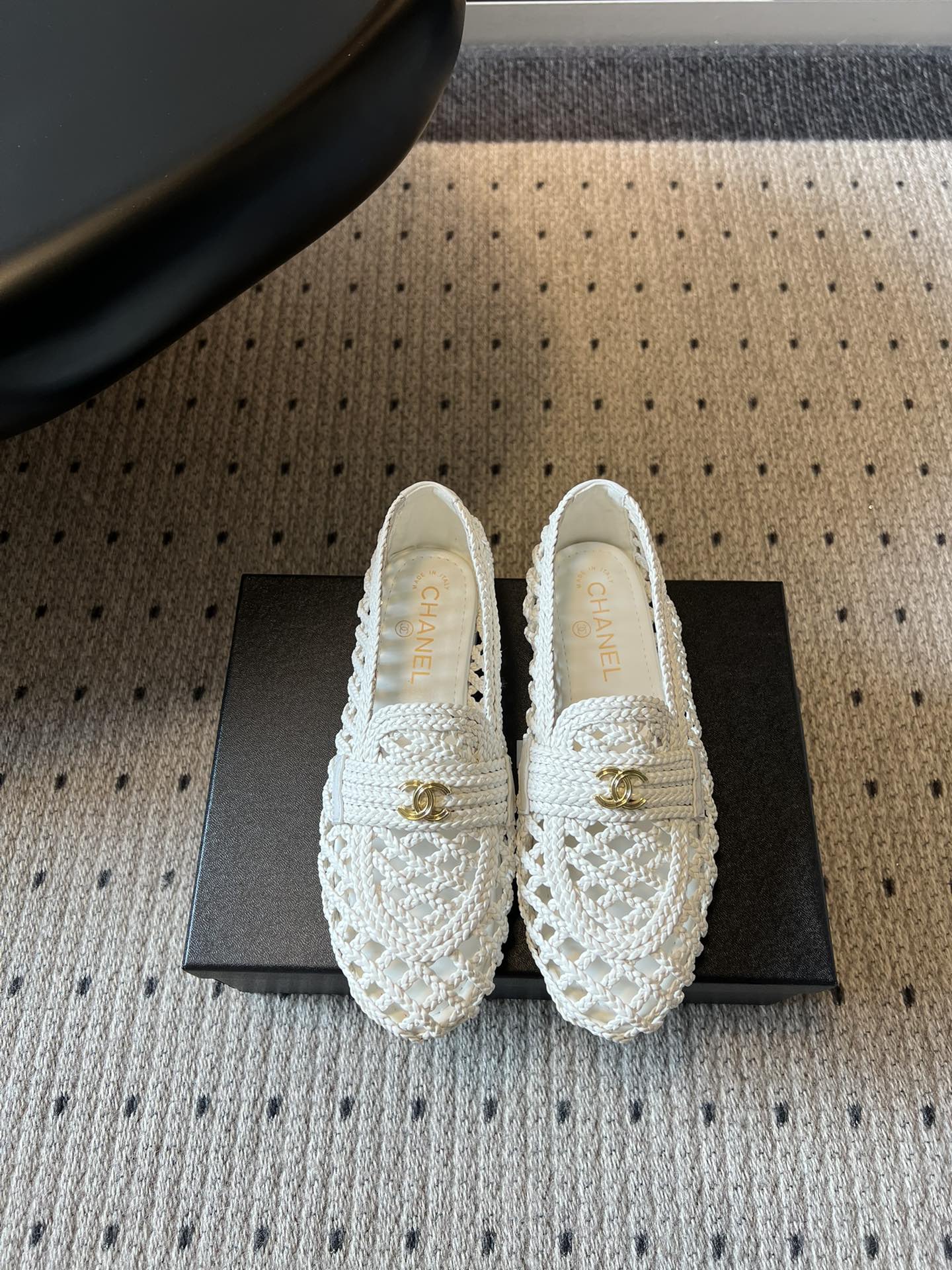 NO:780583,Chane* Xiaoxiang 26SS early spring new woven loafers, purchasing agent level 11111111 This pair is really a treasure of this summer, you can't take your eyes away at a glance. The hollow woven design with its own transparent feeling directly brings the refreshing feeling of summer. The classic loafer shoe shape, coupled with the iconic metal buckle, is low-key and noble, the more you look at it, the more you look at it. It is light and comfortable on the feet, and there is no burden on the feet at all.  Walking steadily, it can be used for daily commuting, shopping and walking, and short trips, and your feet will not be tired after long-term wear. Woven upper, sheepskin lining, genuine leather outsole, size 35-41 (customized sizes 40 and 41 are not returnable), loafers, half-slippers, chanel, loafers, sheepskin, Leather soles19860909Chane* 小香26SS早春新款编织乐福鞋 代购级  一一一一一一一一一 这双真的是今年夏天的宝藏款,一眼就挪不开眼. 自带通透感的镂空编织设计,把夏日的清爽感直接拉满.经典的乐福鞋型,加上标志性的金属扣,低调又显贵,越看越有味道. 上脚轻盈又舒服,完全没有闷脚的负担感. 走路稳稳当当,日常通勤、逛街散步、短途出游都能hold住,久穿也不累脚. 鞋面编织 内里羊皮 大底真皮大底 size35-41码（40、41码定制不退换）,乐福鞋半拖,chanel,loafers,sheepskin,Leather soles,Women's Shoes
