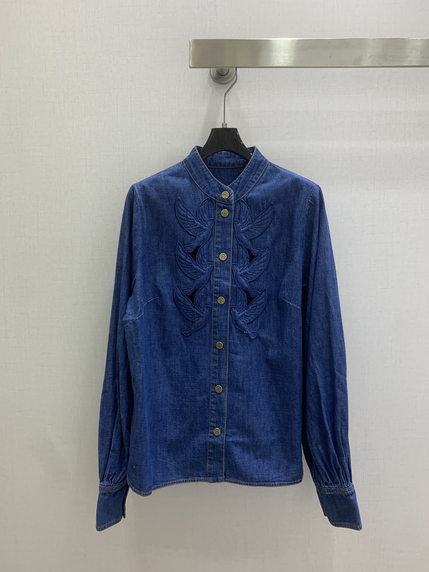 NO:799609,Highly recommended 26 spring and summer new product, bird appliqué denim shirt, the placket hollow embroidery is exquisite and elegant, the puff sleeves H version is easy to match, versatile and fashionable!  Highly recommended item, perfect for daily commuting or beach vacation!  Imported denim activated wash water has a great texture!  One color SML code high quality ABC, shirts,19860909强烈推荐 26春夏新品 飞鸟贴花牛仔衬衫,门襟镂空刺绣工艺精致优雅,泡泡袖H版型不挑人百搭又时髦！强烈推荐单品,日常通勤或者海边度假穿都很绝！进口牛仔活性洗水质感超赞！一个色 SML码 高品质ABC,,shirts,,Women's clothing