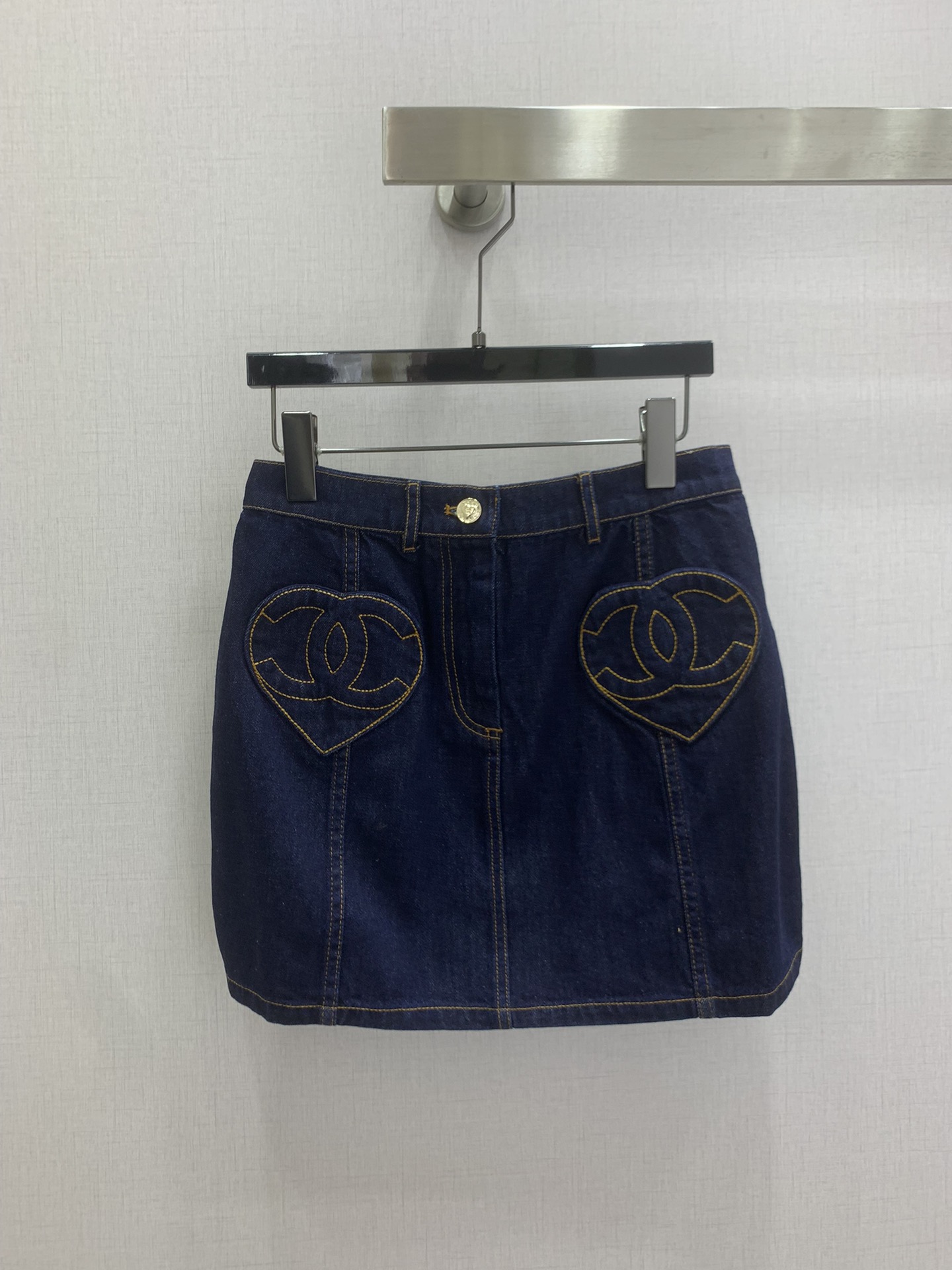 NO:799612,Highly recommended 26 spring and summer new style Love Double C Pocket Denim Skirt Temperament Love Love Double C Pocket Denim Mini Skirt, the classic A-line version is tall and slim, and the custom heart-shaped Double C patch pocket design is cute, sweet, cool and advanced!  It combines French elegance with light luxury and leisure. It is versatile and not picky. Enzyme washed denim fabric. Two colors. SML code. High quality ABC,,skirts,19860909强烈推荐 26春夏新款 爱心双C口袋牛仔半裙 气质爱心双c口袋牛仔小短裙,经典A字版型上身高挑又显瘦,定制心形双c贴袋设计可爱甜酷又高级！融合了法式优雅与轻奢休闲感百搭不挑人,酵素洗水牛仔面料 两个色 SML码 高品质ABC,,skirts,,Women's clothing