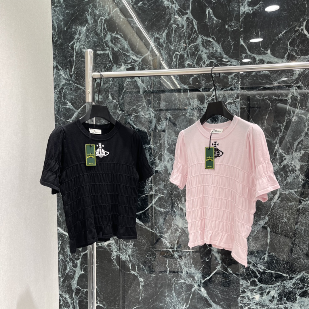 NO:783603,The highest version on the market, the girl inspects the goods, trims the three marks on the threads, and delivers the goods. You can post pictures and take videos. If you want quality and service, please add me on WeChat. We will not accept urgent orders. Saturn 26 new spring and summer new pleated short-sleeved top. The iconic Saturn logo on the chest is super recognizable! The design of ruffled cuffs and hem is playful and elegant. The pleated layering makes the whole body more three-dimensional. It is great for commuting and dating photos.  It looks great with wide-leg pants or skirts, and it’s easy to achieve a simple and high-end feel! Two colors of SML, women’s clothing, skirts, T-shirts,19860909市面最高版本小妹验货、修剪线头上三标、发货可发图及拍视频,要品质要服务的加我微信,不接急单. 土星 26春夏新款 褶皱短袖上衣 胸前标志性土星Logo超有辨识度!荷叶边袖口和衣摆设计 俏皮又不失优雅 褶皱层次感让整体更有立体感 通勤约会拍照都很出片 搭配阔腿裤或裙装都很出彩,简约高级感轻松拿捏!两个色SML,女装,skirts,T-shirt,,Women's clothing