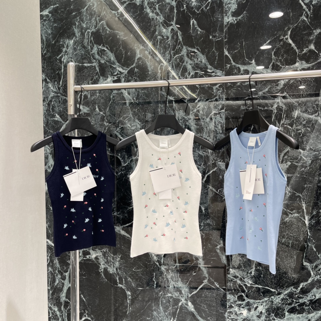 NO:783609,The highest version on the market, the girl inspects the goods, trims the three marks on the threads, and delivers the goods. You can post pictures and take videos. If you want quality and service, please add me on WeChat. We will not accept urgent orders. Ｄ Home 26 new spring and summer embroidered knitted vest. The body is embroidered with blue doves and pink flowers. The details are exquisite and full of childishness. The brand logo is embroidered on the chest. It has a full sense of brand. The sleeveless design is versatile to wear alone or inside.  Elegant and casual, full of fashion sense! Three colors SML, Dior-clothing, dior,19860909市面最高版本小妹验货、修剪线头上三标、发货可发图及拍视频,要品质要服务的加我微信,不接急单. Ｄ家 26春夏新款 刺绣针织背心 衣身点缀蓝色鸽子和粉色花朵刺绣 细节精致 童趣满满 胸前刺绣品牌标志 品牌感十足 无袖设计 单穿或内搭都很百搭 优雅又休闲,时髦感拉满!三个色SML,迪奥-服装,dior,,Women's clothing