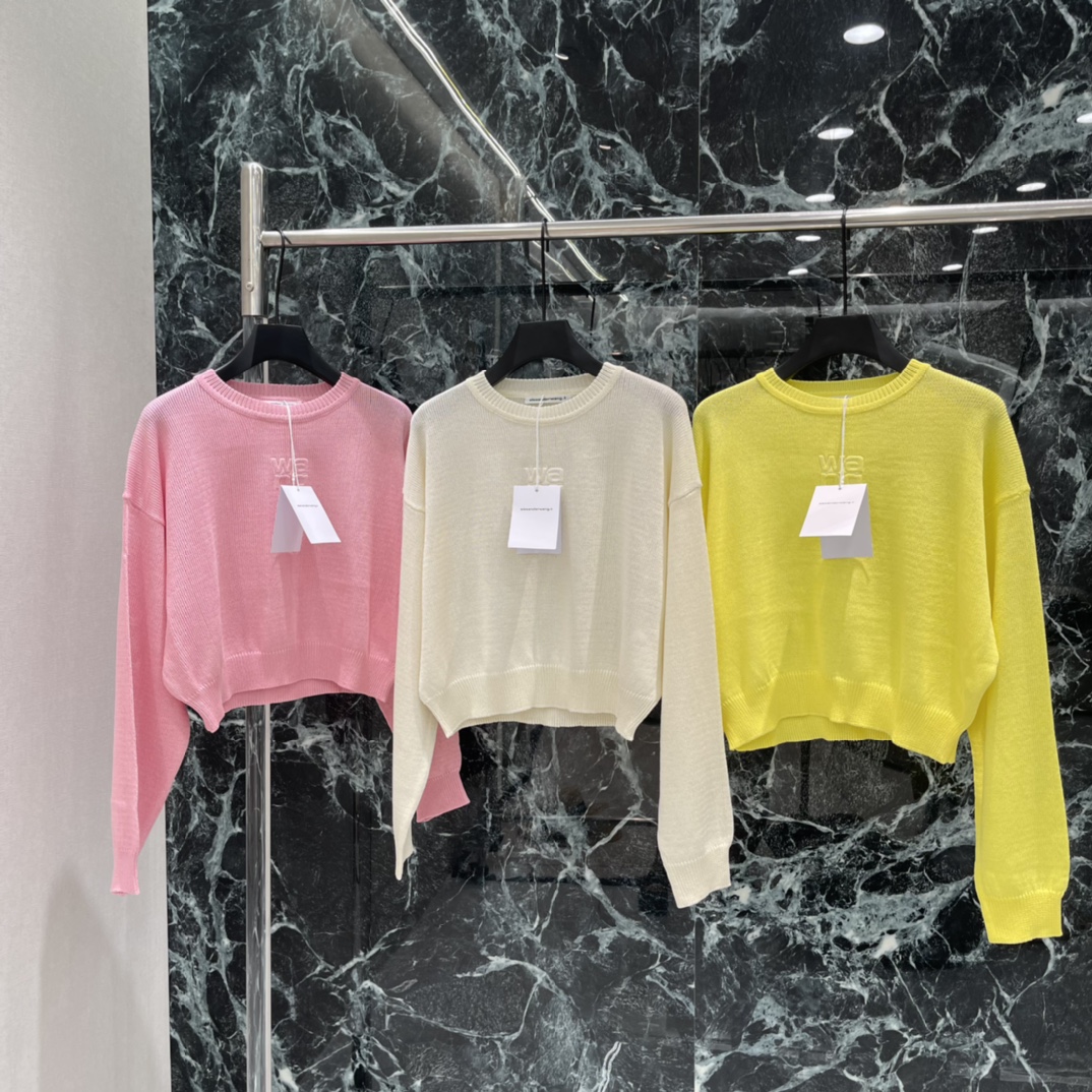 NO:783615,The highest version on the market, the girl inspects the goods, trims the three marks on the threads, and delivers the goods. You can post pictures and take videos. If you want quality and service, please add me on WeChat. We will not accept urgent orders. Dawang 26 spring and summer new style knitted long-sleeved top. The round neck design is simple and elegant, and the 'wang' embroidery on the front is very recognizable. The color is versatile and durable. It can be easily matched with various styles. It can be held for commuting and leisure. The cut is loose and comfortable to wear.  Both fashionable and practical, it is a classic item in the autumn and winter wardrobe! Three colors SML, Alexander Wang-clothing, alexander wang,19860909市面最高版本小妹验货、修剪线头上三标、发货可发图及拍视频,要品质要服务的加我微信,不接急单. 大王 26春夏新款 针织长袖上衣 圆领设计简约大方,正面”wang“刺绣超有辨识度 颜色百搭耐看 轻松搭配各种风格 通勤休闲都能hold住 剪裁宽松 穿着自在 兼具时尚与实用性,是秋冬衣橱里的经典单品!三个色SML,亚历山大王-服装,alexander wang,,Women's clothing