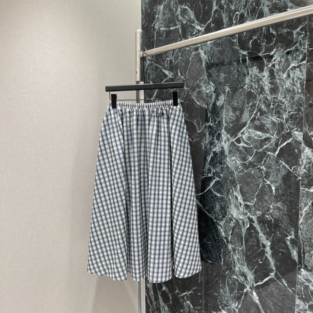 NO:782775,The highest version on the market, the girl inspects the goods, trims the three marks on the threads, and delivers the goods. You can send pictures and videos. If you want quality and service, please add me on WeChat. We will not accept urgent orders. PD26 Spring and Summer New Style Plaid Skirt High-waisted A-line version + elastic waist. Slim and tolerant. The mid-length skirt can be easily used for commuting and dating. The blue and white color scheme is fresh and artistic. Pair it with a white T or shirt. Easily get the Japanese retro style ~ large hem design.  Walking with a sense of elegance, practical and fashionable! One color SML, Prada-clothing, prada, skirts, shirts,19860909市面最高版本小妹验货、修剪线头上三标、发货可发图及拍视频,要品质要服务的加我微信,不接急单. PＤ26春夏新款 格纹半身裙 高腰A字版型+松紧腰 显瘦又包容 中长款裙长通勤约会日常都能轻松驾驭 蓝白配色清新文艺 搭配白T或衬衫 轻松get日系复古风~裙摆大摆设计 走路自带飘逸感,实用又时髦!一个色SML,普拉达-服装,prada,skirts,shirts,,Women's clothing