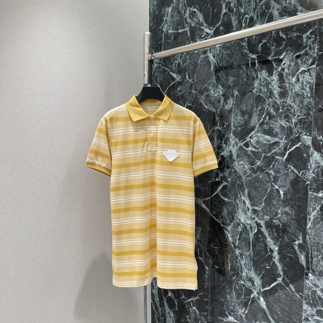 NO:782866,The highest version on the market, the girl inspects the goods, trims the three marks on the threads, and delivers the goods. You can send pictures and videos. If you want quality and service, please add me on WeChat. We will not accept urgent orders. PD 26 new spring and summer striped Polo skirt, classic Polo collar + loose fit, super friendly to the figure! The yellow and white stripes are fresh and bright, super energetic for summer wear, and look great when worn alone or stacked. The triangle mark on the chest is Prada's signature detail  Full marks for recognition. One-color SML, Prada-clothing, prada, prada, skirts,19860909市面最高版本小妹验货、修剪线头上三标、发货可发图及拍视频,要品质要服务的加我微信,不接急单. PD 26春夏新款 条纹Polo裙 经典Polo领+宽松版型 对身材超友好!黄白条纹清新明亮 夏天穿超有活力 单穿或叠穿都很出彩.胸前三角标是Prada标志性细节 辨识度满分.一个色SML,普拉达-服装,prada,prada,skirts,,Women's clothing