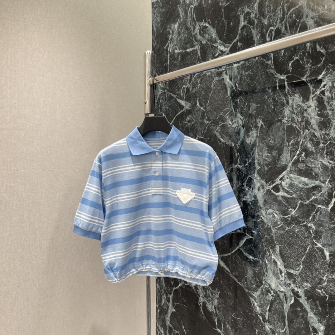 NO:782852,The highest version on the market, the girl inspects the goods, trims the three marks on the threads, and delivers the goods. You can send pictures and videos. If you want quality and service, please add me on WeChat. We will not accept urgent orders. PD 26 spring and summer new style, striped drawstring short sleeves, blue and white contrasting colors + classic Polo collar, full of youthful vitality! The drawstring bottom edge can be adjusted to easily switch between loose or slim styles. It is super comfortable to wear in summer ~ can be easily managed for daily commuting and weekend outings. Pair with pleated skirt or casual pants  Switch between college style or salty style at will! One color SML, Prada-clothing, prada, skirts, T-shirt,19860909市面最高版本小妹验货、修剪线头上三标、发货可发图及拍视频,要品质要服务的加我微信,不接急单. PD 26春夏新款 条纹抽绳短袖 蓝白撞色+经典Polo领 青春活力满满!抽绳底边可调节版型 轻松切换宽松or修身风格 夏天穿超舒服~日常通勤 周末出游都能轻松驾驭 搭配百褶裙或休闲裤 学院风or盐系风随心切换!一个色SML,普拉达-服装,prada,skirts,T-shirt,,Women's clothing