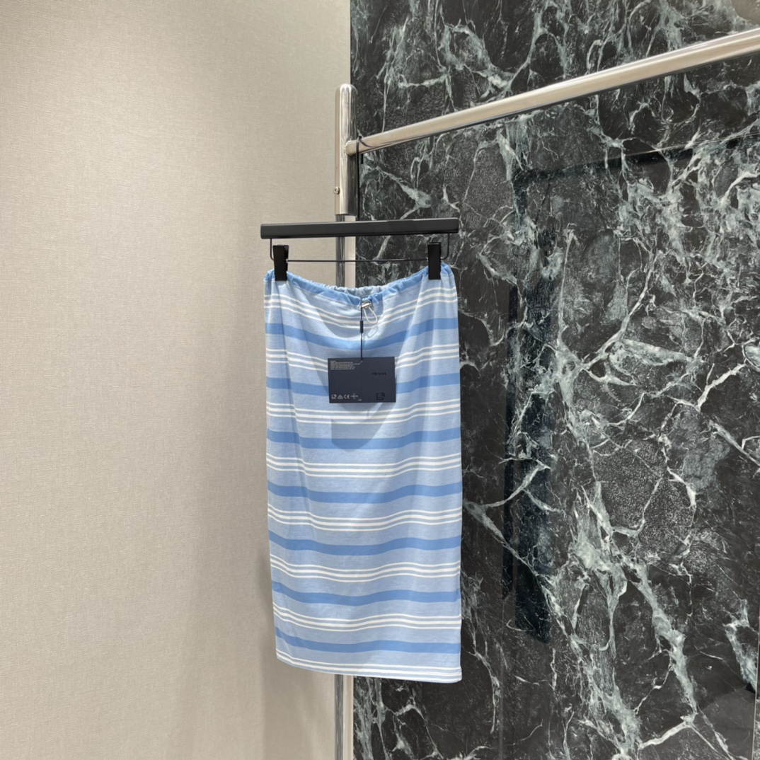 NO:782859,The highest version on the market, the girl inspects the goods, trims the three marks on the threads, and delivers the goods. You can send pictures and videos. If you want quality and service, add me on WeChat. We will not accept urgent orders. PD 26 spring and summer new striped hip skirt. Blue and white striped design. Fresh and simple. Fits the body shape and outlines the curve. The length of the skirt is moderate, elegant and practical. It can be paired with the same series of blue short-sleeved Polo. It is refreshing and energetic. You can also mix and match with pink Polo, sweet and cool style is easy to get! It can be easily used for daily commuting and leisure occasions.  Comfortable and stylish, a must-have item for fashionable girls ~ One color SML, Prada-clothing, prada, skirts, T-shirt,19860909市面最高版本小妹验货、修剪线头上三标、发货可发图及拍视频,要品质要服务的加我微信,不接急单. PD 26春夏新款 条纹包臀裙 蓝白条纹设计 清新简约 贴合身形勾勒曲线裙长适中优雅又实用 可搭配同系列蓝色短袖Polo 清爽活力 也能混搭粉色Polo,甜酷风格轻松get!日常通勤 休闲场合都能轻松驾驭 舒适又有设计感,时髦女孩必备单品~一个色SML,普拉达-服装,prada,skirts,T-shirt,,Women's clothing