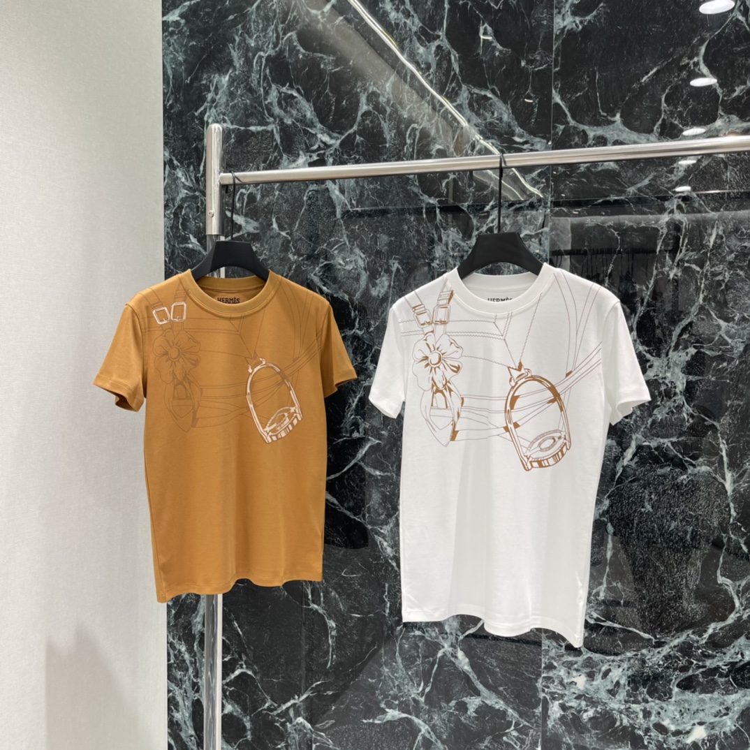 NO:782804,The highest version on the market, the girl inspects the goods, trims the three marks on the threads, and delivers the goods. You can post pictures and take videos. If you want quality and service, please add me on WeChat. We will not accept urgent orders. Her 26 Spring and Summer New Printed T-shirt. The front printing is inspired by the brand's classic elements. Equestrian accessories + metal horsebit. The lines are simple and recognizable. The round neck design is versatile and easy to wear. It is OK whether worn alone or layered.  Easily control a variety of styles ~ two colors SML, Hermès-clothing, hermes, tees, t-shirt,19860909市面最高版本小妹验货、修剪线头上三标、发货可发图及拍视频,要品质要服务的加我微信,不接急单. Her 26春夏新款 印花T恤 正面印花灵感来自品牌经典元素 马术配件+金属马衔扣 线条简约又有辨识度 圆领设计 百搭不挑人 无论单穿还是内搭都很OK 轻松驾驭多种风格~两个色SML,爱马仕-服装,hermes,tees，t-shirt,,Women's clothing
