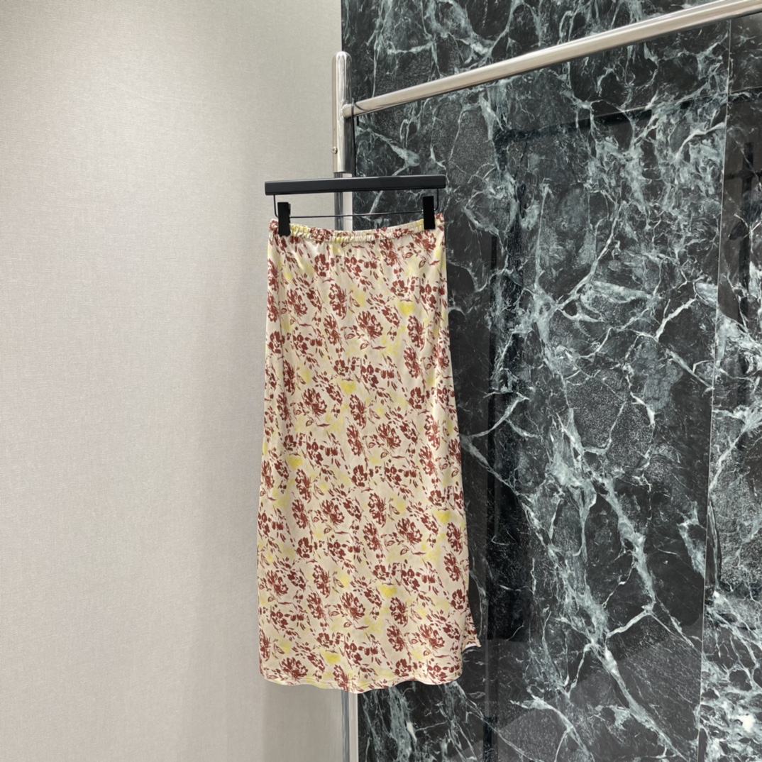 NO:780812,The highest version on the market, the girl inspects the goods, trims the three marks on the threads, and delivers the goods. You can send pictures and videos. If you want quality and service, please add me on WeChat. We will not accept urgent orders. 26 new spring and summer retro floral skirt. Red and yellow floral skirt with off-white background. Retro and lively. Suitable for spring and summer! The high-waisted A-line version is slim and flatters the legs. It can be easily used in daily life, vacation, and taking photos. Floral elements bring French romance.  Pair it with a solid color top or simple accessories, and you can easily get an elegant atmosphere! One color SML, women's clothing, skirts,19860909市面最高版本小妹验货、修剪线头上三标、发货可发图及拍视频,要品质要服务的加我微信,不接急单. 26春夏新款 复古碎花半身裙 红黄碎花搭配米白底色 复古又活泼 春夏穿超适合!高腰A字版型显瘦修饰腿型 日常,度假,拍照都能轻松驾驭 碎花元素自带法式浪漫 搭配纯色上衣或简约配饰,优雅氛围感轻松get!一个色SML,女装,skirts,,Women's clothing