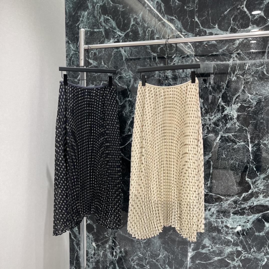 NO:780819,The highest version on the market, the girl inspects the goods, trims the three marks on the threads, and delivers the goods. You can send pictures and videos. If you want quality and service, please add me on WeChat. We will not accept urgent orders. 26 spring and summer new gold pleated skirt. High-waisted design. Great drape. Walking with a sense of elegance ~ white bottom with fine polka dots. Gold embellishment, retro and fashionable. The slimming effect is amazing! Pair it with a white T or shirt to easily get French elegance or Korean simple style. It can be worn for commuting, dating and vacation.  It is a must-have and versatile item for summer wardrobe! Two colors SML, women’s clothing, skirts, shirts,19860909市面最高版本小妹验货、修剪线头上三标、发货可发图及拍视频,要品质要服务的加我微信,不接急单. 26春夏新款 金丝百褶半身裙 高腰设计 垂坠感超赞 走路自带飘逸感~白色底配细密波点 金丝点缀,复古又时髦 显瘦效果很绝!搭配白T或衬衫轻松get法式优雅or韩系简约风,通勤,约会,度假都能穿 是夏季衣橱必备百搭单品!两个色SML,女装,skirts,shirts,,Women's clothing