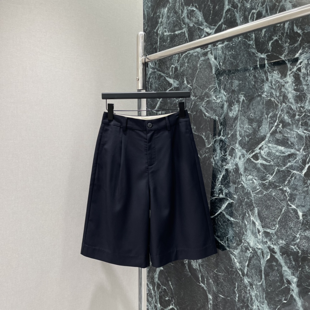 NO:780835,The highest version on the market, the girl inspects the goods, trims the three marks on the threads, and delivers the goods. You can post pictures and take videos. If you want quality and service, please add me on WeChat. We will not accept urgent orders. 26 spring and summer new style. High-waisted suit shorts. High-waisted A-line version. Shows long legs and covers the crotch. Friendly pear-shaped body. Amazing waistline modification. Five-quarter length of pants. Can be worn for commuting and leisure. It goes well with shirts or T-shirts.  The fabric is anti-wrinkle, easy to care for in daily life, simple and versatile, a must-have for summer wardrobe! One color SML V, women's clothing, shorts, shirts, tees, t-shirt, business suit,19860909市面最高版本小妹验货、修剪线头上三标、发货可发图及拍视频,要品质要服务的加我微信,不接急单. 26春夏新款 高腰西装短裤 高腰A字版型 显腿长还遮胯,梨形身材友好 修饰腰线超赞 五分裤长度 通勤休闲都能穿 搭配衬衫或T恤都很OK 面料抗皱,日常打理超省心,简约百搭,夏季衣橱必备!一个色SML V,女装,shorts,shirts,tees，t-shirt,business suit,,Women's clothing