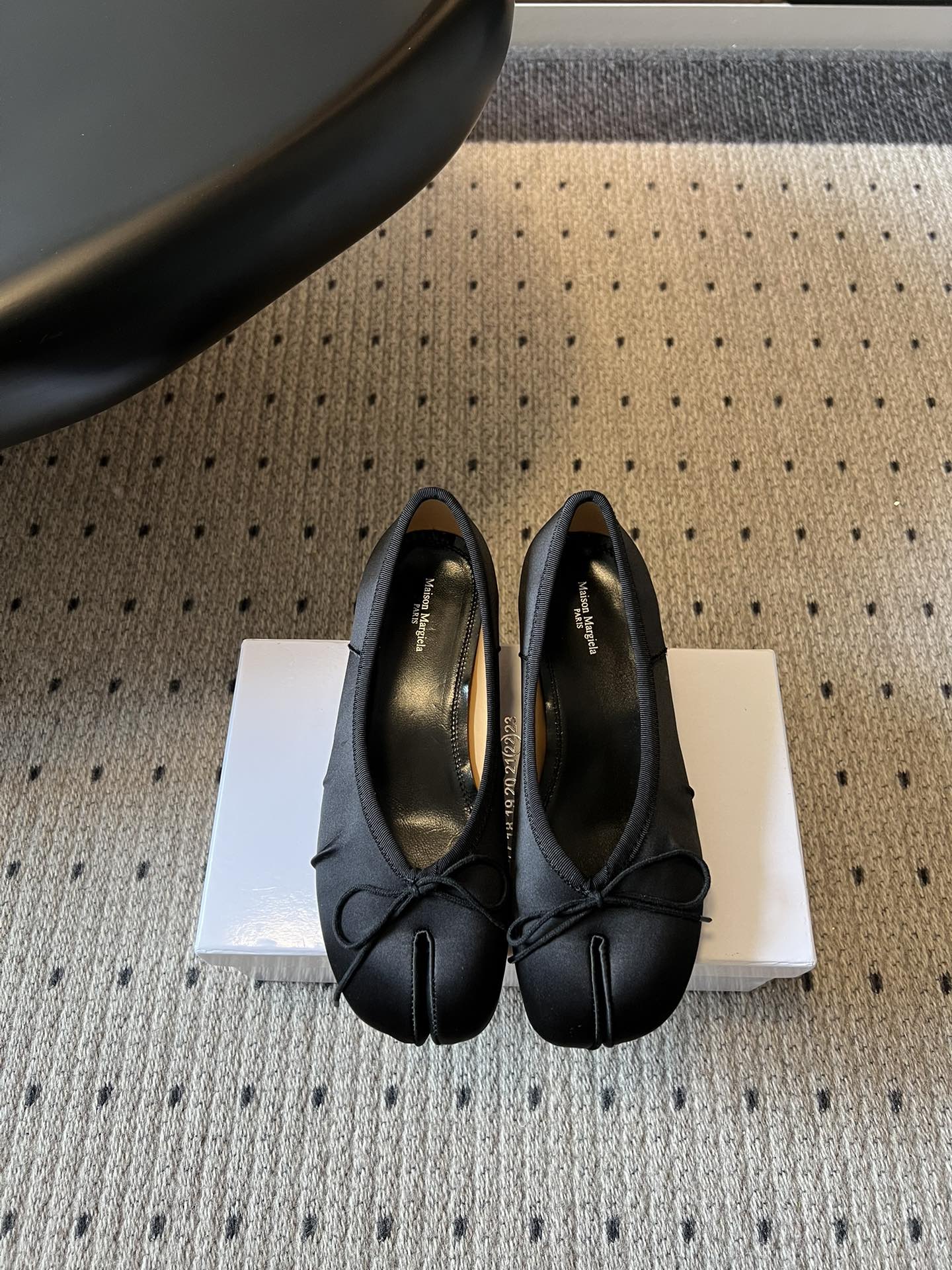 NO:784349,Maison Margiel*26ss new split-toe ballet shoes for early spring. The iconic split-toe toe is self-recognizable and has a gentle and unique personality. The bow on the upper adds a bit of softness and cuteness to the ballet shoes, retro and smart. The soft shoe shape fits the foot shape and does not feel restrained when walking. It can be used for daily commuting, shopping and walking, even with commuting clothes and casual wear, and your feet will not be tired after long-term wear.  It is the kind of versatile style that can be matched with all the clothes in your wardrobe. It is casual and lazy when paired with jeans, gentle and retro when paired with small skirts, and it can be worn with suit pants for a cool and high-end feel. The upper is silk cloth, the lining is imported water-dyed cow lining, the outsole is genuine leather, size 35-40 (customized size 40 is non-refundable), heel height 3cm, split-toe shoes, skirts, jeans, business suit, real silk, Leather soles19860909Maison Margiel*26ss早春新款分趾芭蕾舞鞋 标志性的分趾鞋头,自带辨识度,温柔中带着一点独特的个性.鞋面上的蝴蝶结,又添了几分芭蕾鞋的软萌感,复古又灵动.软乎乎的鞋型,上脚贴合脚型,走路没有束缚感.日常通勤、逛街散步,甚至搭配通勤装、休闲装都能hold住,久穿也不累脚. 它是那种能搭遍你衣柜里所有衣服的百搭款.配牛仔裤是随性慵懒,配小裙子是温柔复古,配西装裤又能穿出清冷高级感. 鞋面真丝布 内里进口水染牛里 大底真皮大底 size35-40码（40码定制不退换） 跟高3cm,分趾鞋,skirts,jeans,business suit,real silk,Leather soles,Women's Shoes